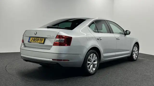 Skoda Octavia view 5