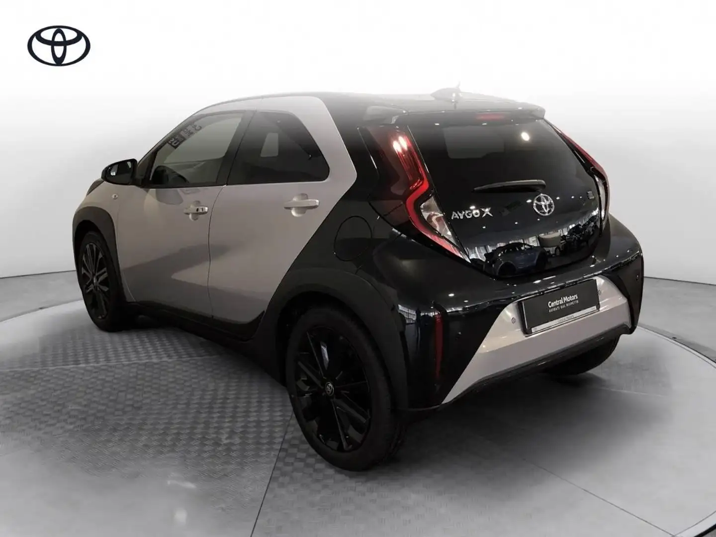 Toyota Aygo X 1.0 JBL Фиолетовый - 2