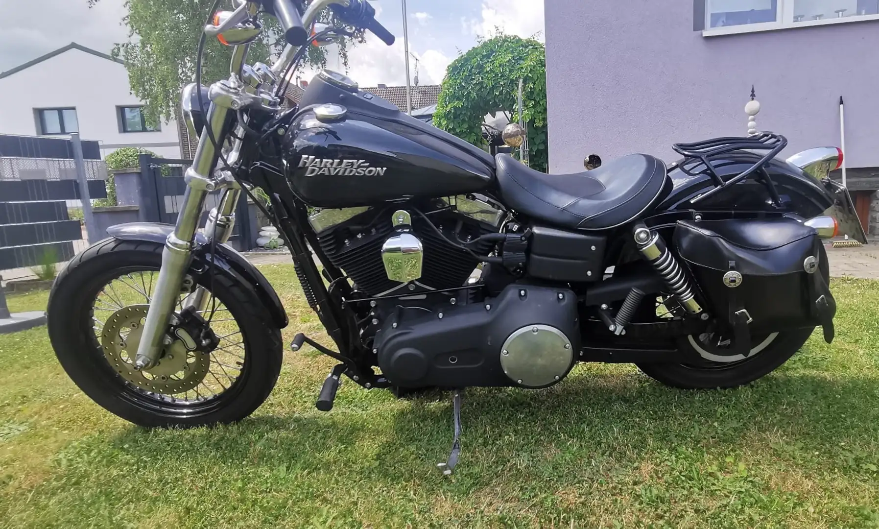 Harley-Davidson Dyna Street Bob Zwart - 1