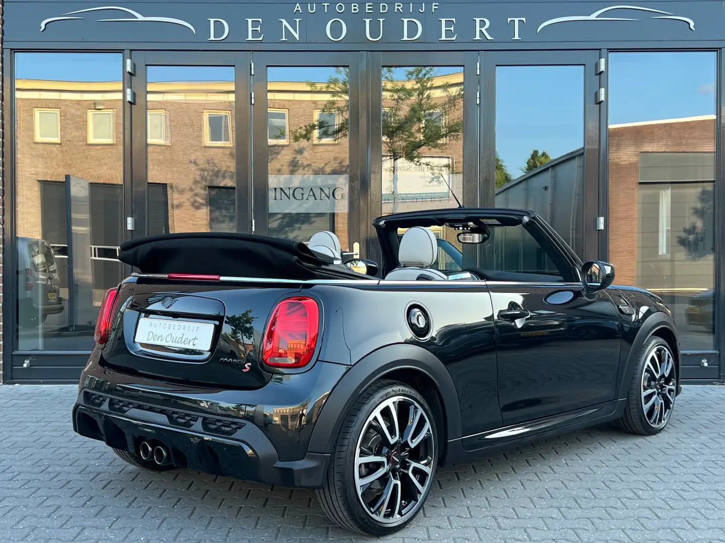 MINI John Cooper Works Cabrio Mini 2.0 S JCW AUT NAVI / LEER / HARMAN / VOL 2023 Black - 2