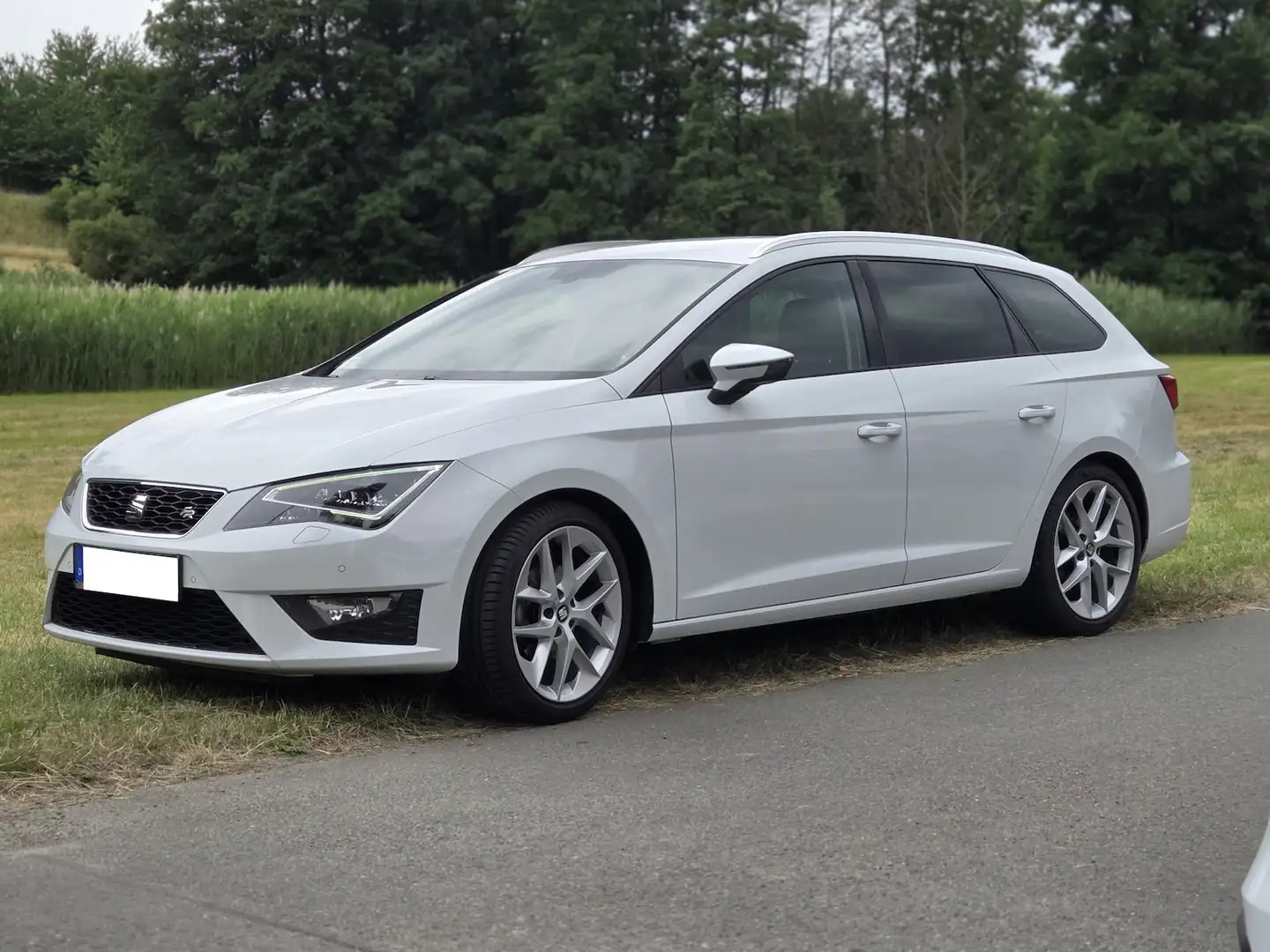 SEAT Leon ST FR / LED/ Navi / SHZ / TÜV NEU 06-2027 Weiß - 1