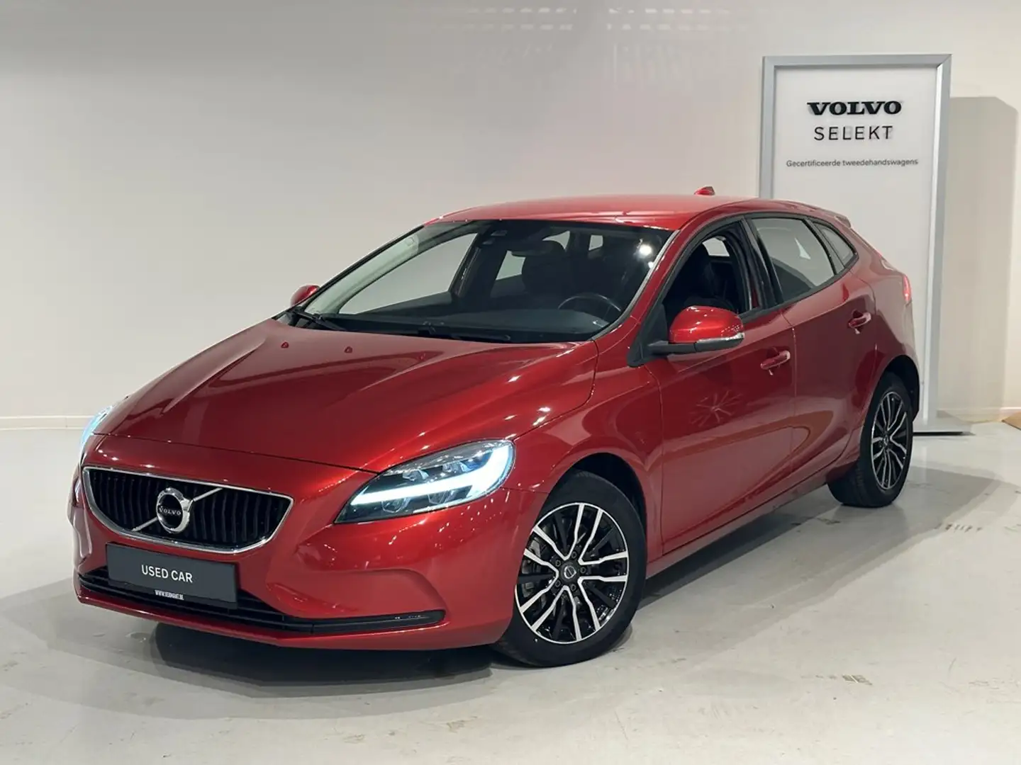 Volvo V40 T2 Black Edition Automaat Червоний - 1