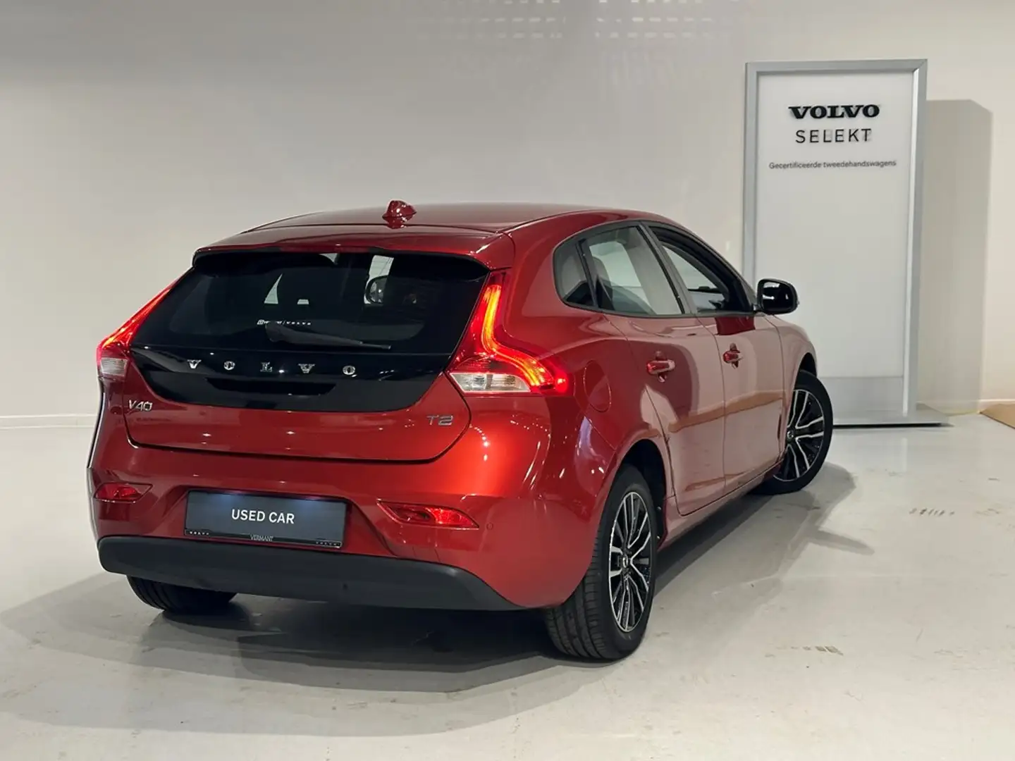 Volvo V40 T2 Black Edition Automaat Червоний - 2