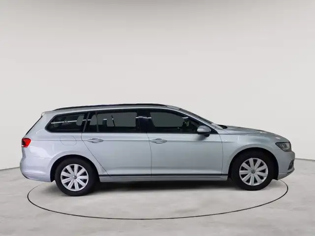 Volkswagen Passat view 3