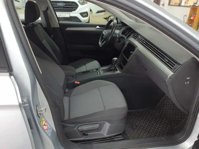 Volkswagen Passat view 8