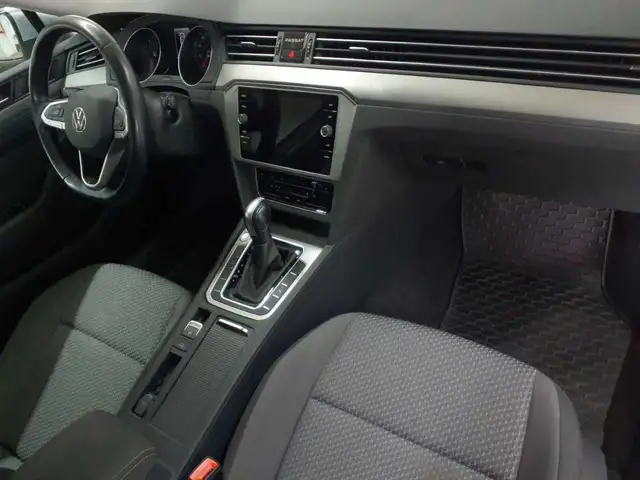 Volkswagen Passat view 9
