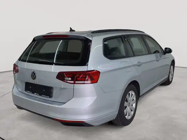 Volkswagen Passat view 4
