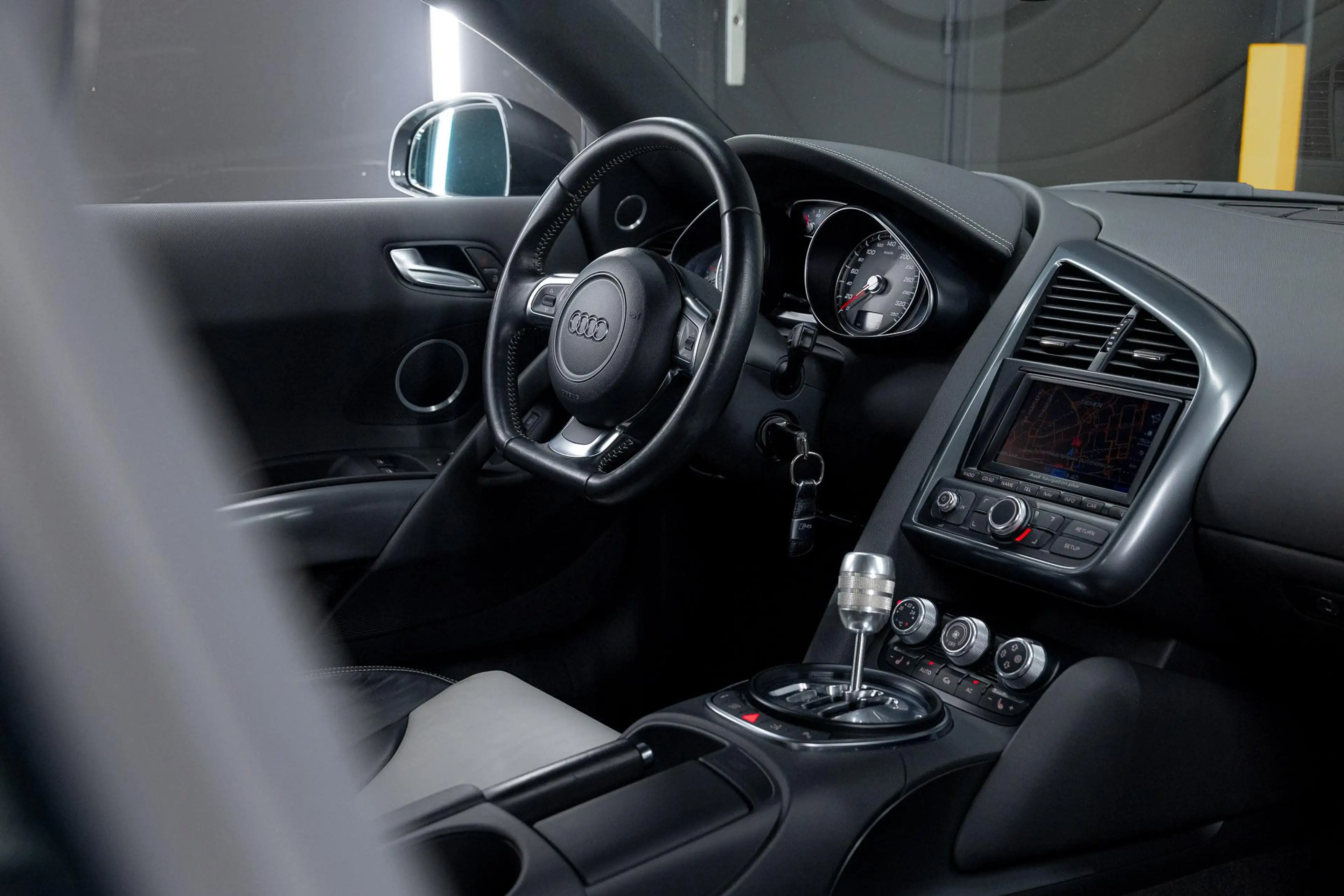 Audi R8 4.2 V8 FSI Manual | Carbon | FulL History | — photo 3