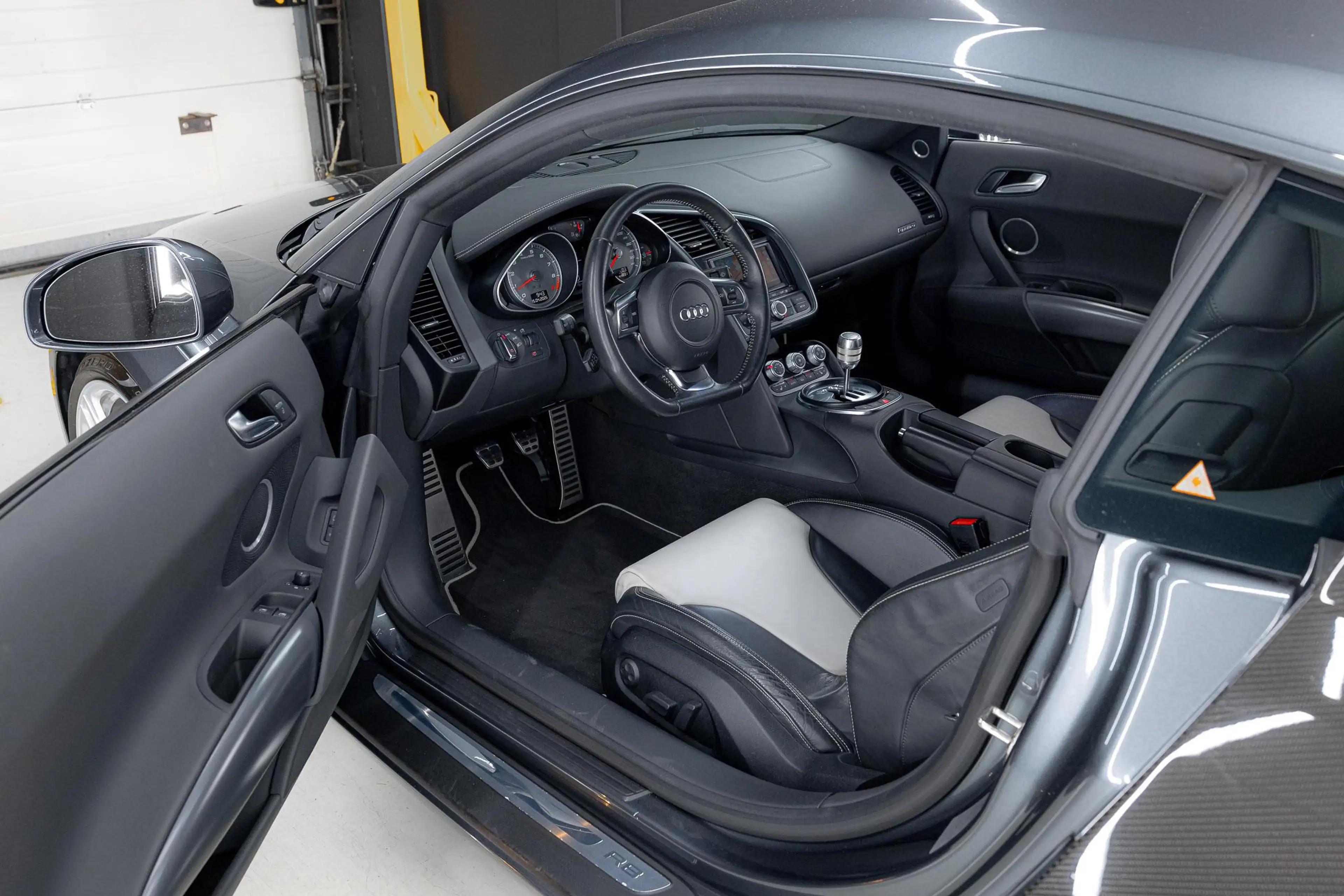 Audi R8 4.2 V8 FSI Manual | Carbon | FulL History | — photo 2