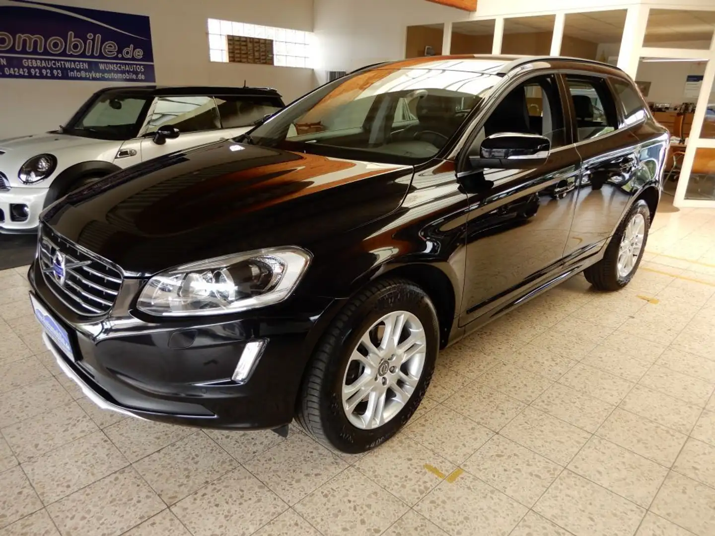 Volvo XC60 D4 Geartronic Momentum Leder , AHK , Navi , Noir - 1