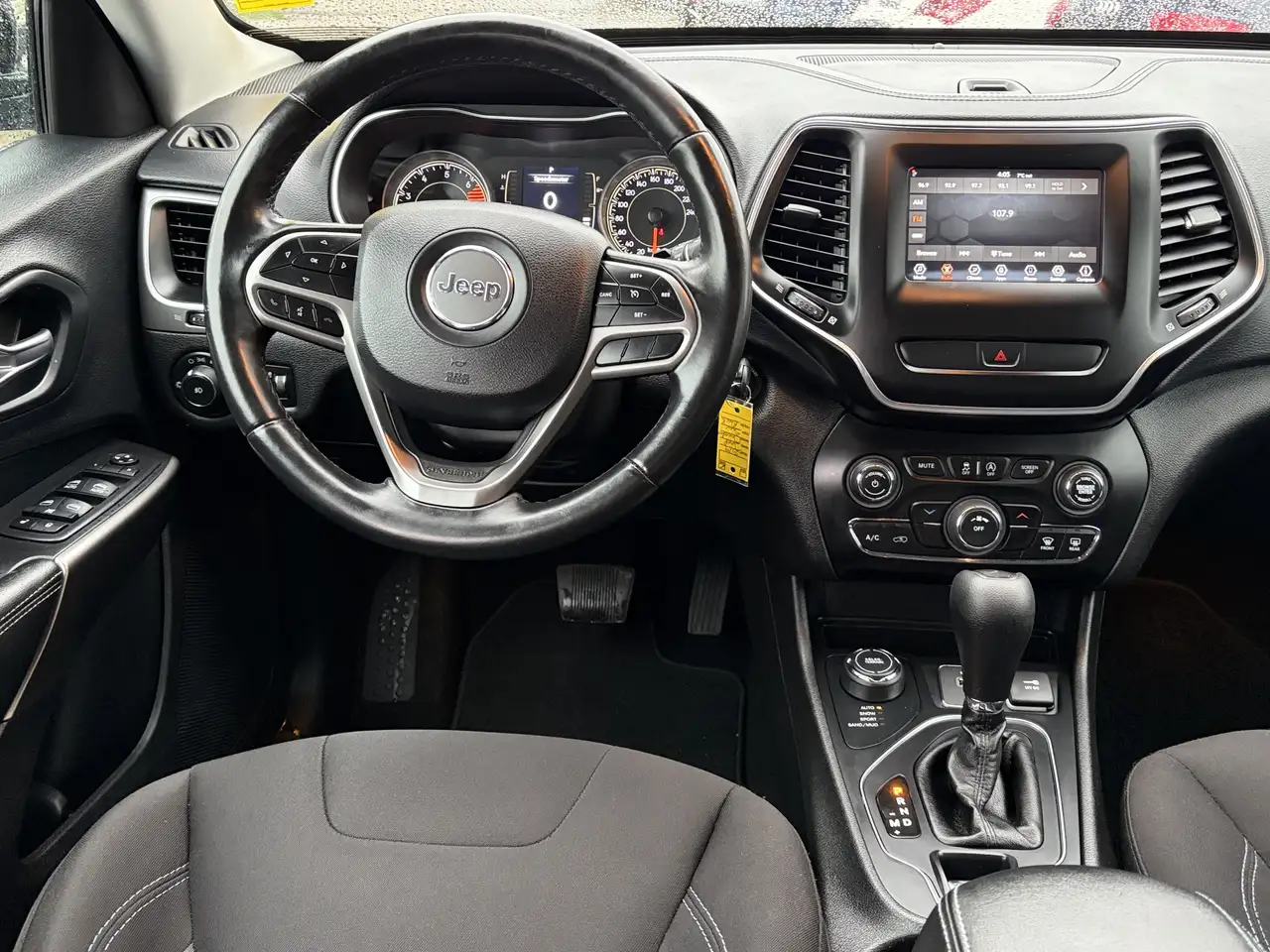Jeep Cherokee снимка Jeep Cherokee