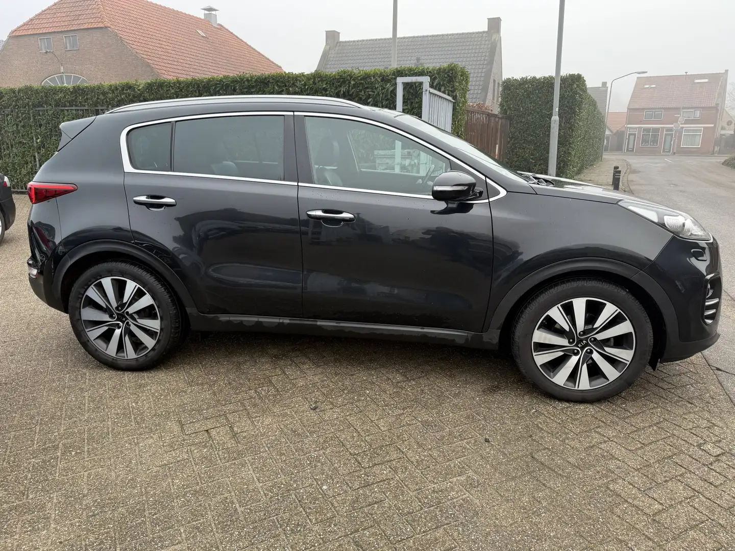 Kia Sportage 1.7 CRDI ExecutiveLine XENON/LEDER/PANO/NAVI Zwart - 2