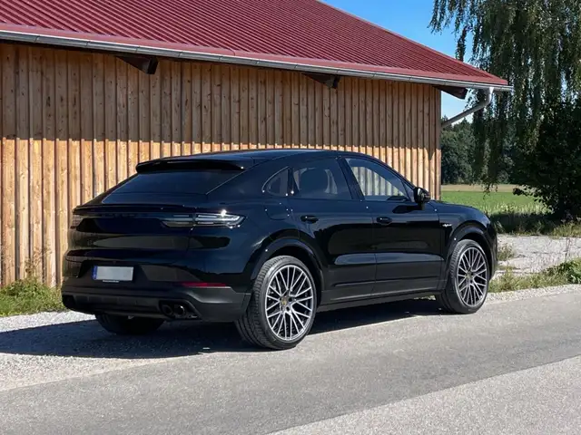 Porsche Cayenne view 3