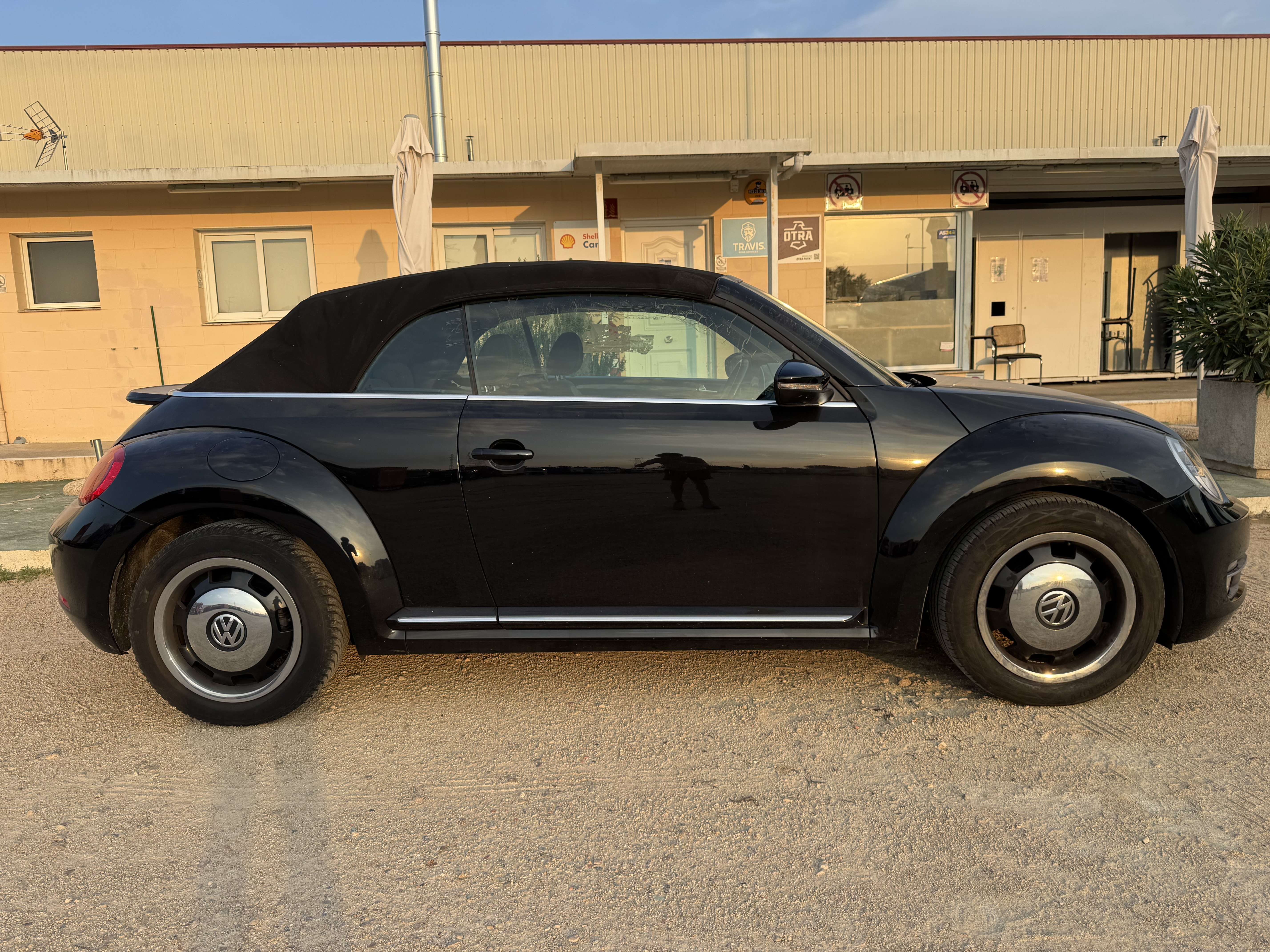 Volkswagen Beetle Cabrio 1.4 TSI Design DSG 110kW - foto 1