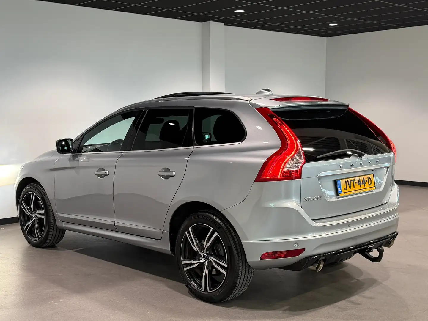 Volvo XC60 2.0 T5 Momentum R-Design Aut.|Trekhaak|Pano|Memory Grau - 2