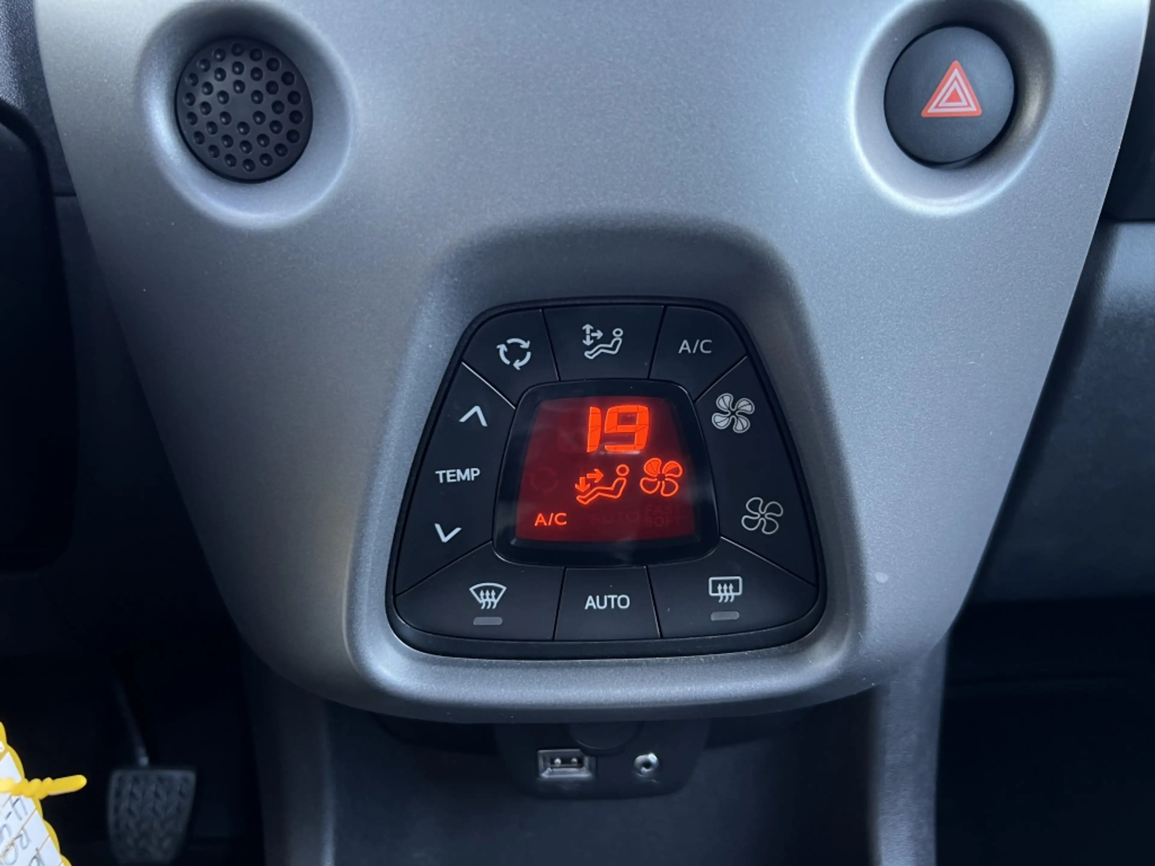Toyota Aygo 1.0 VVT-i x-joy — photo 15