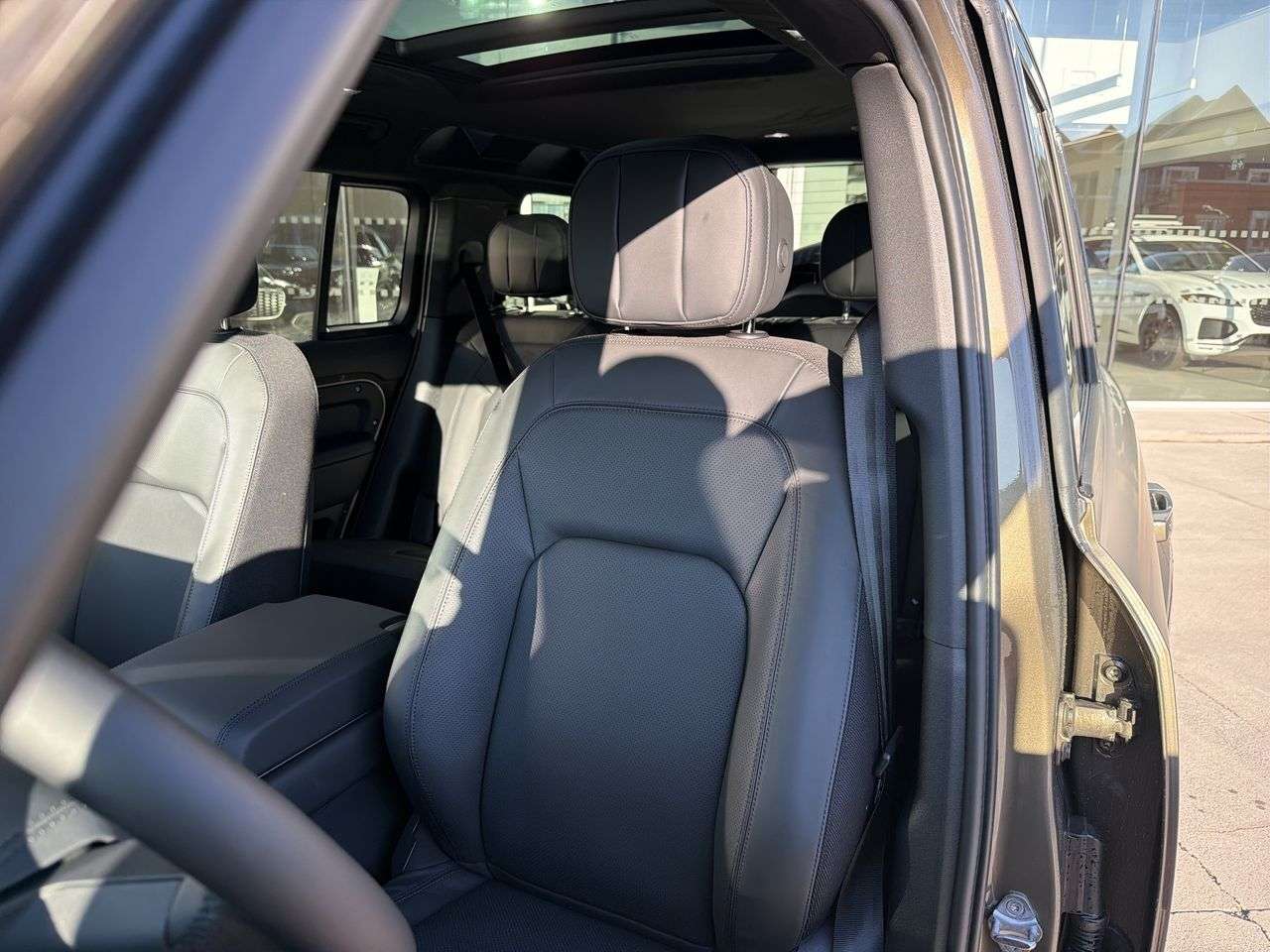 2026 Land Rover Defender 110 P400 X thumb 8