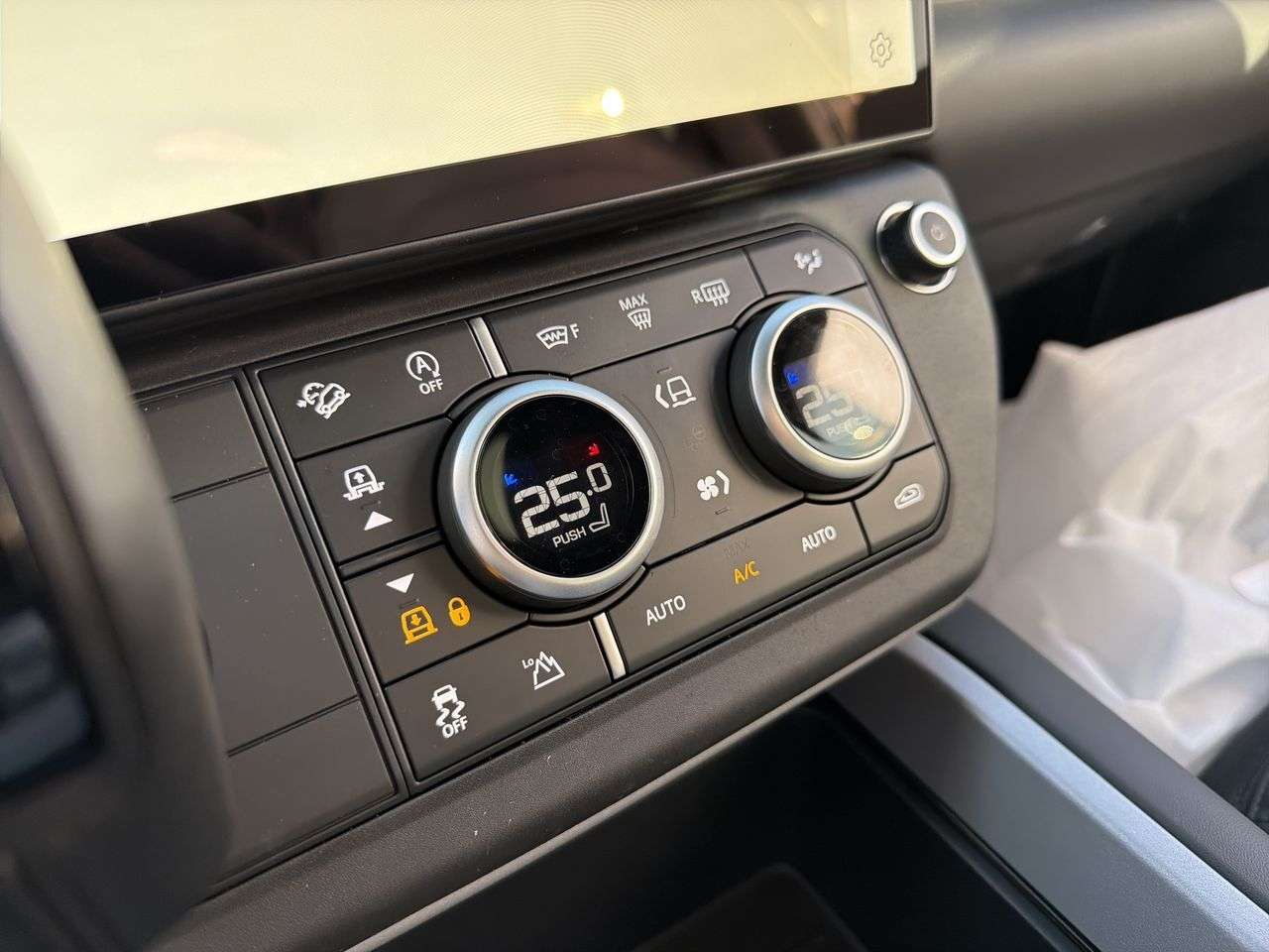 2026 Land Rover Defender 110 P400 X thumb 16