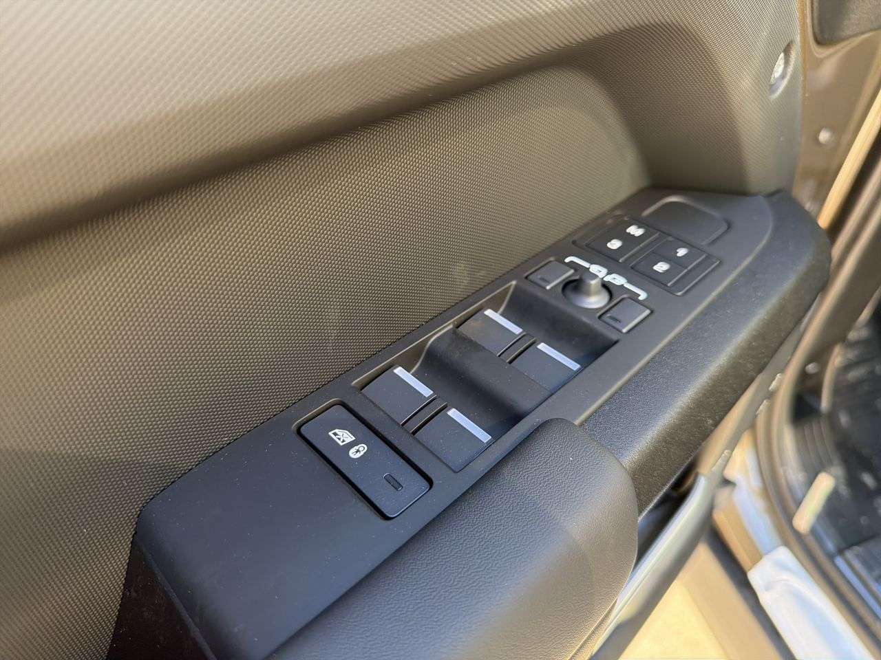 2026 Land Rover Defender 110 P400 X thumb 10