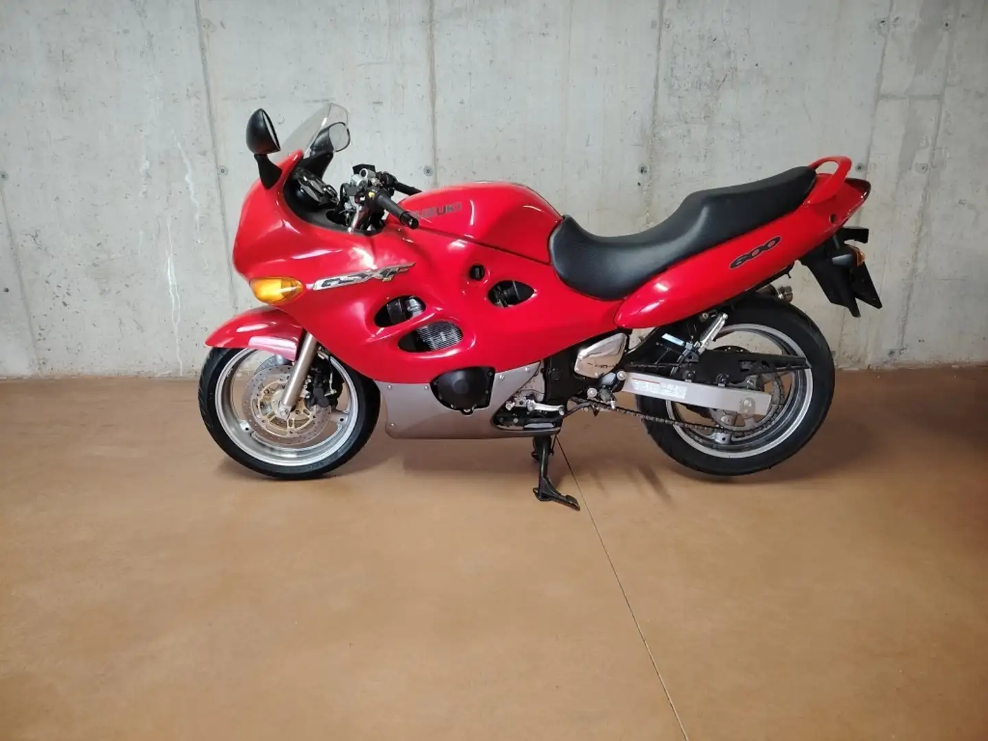 Suzuki GSX 600 Rosso - 1