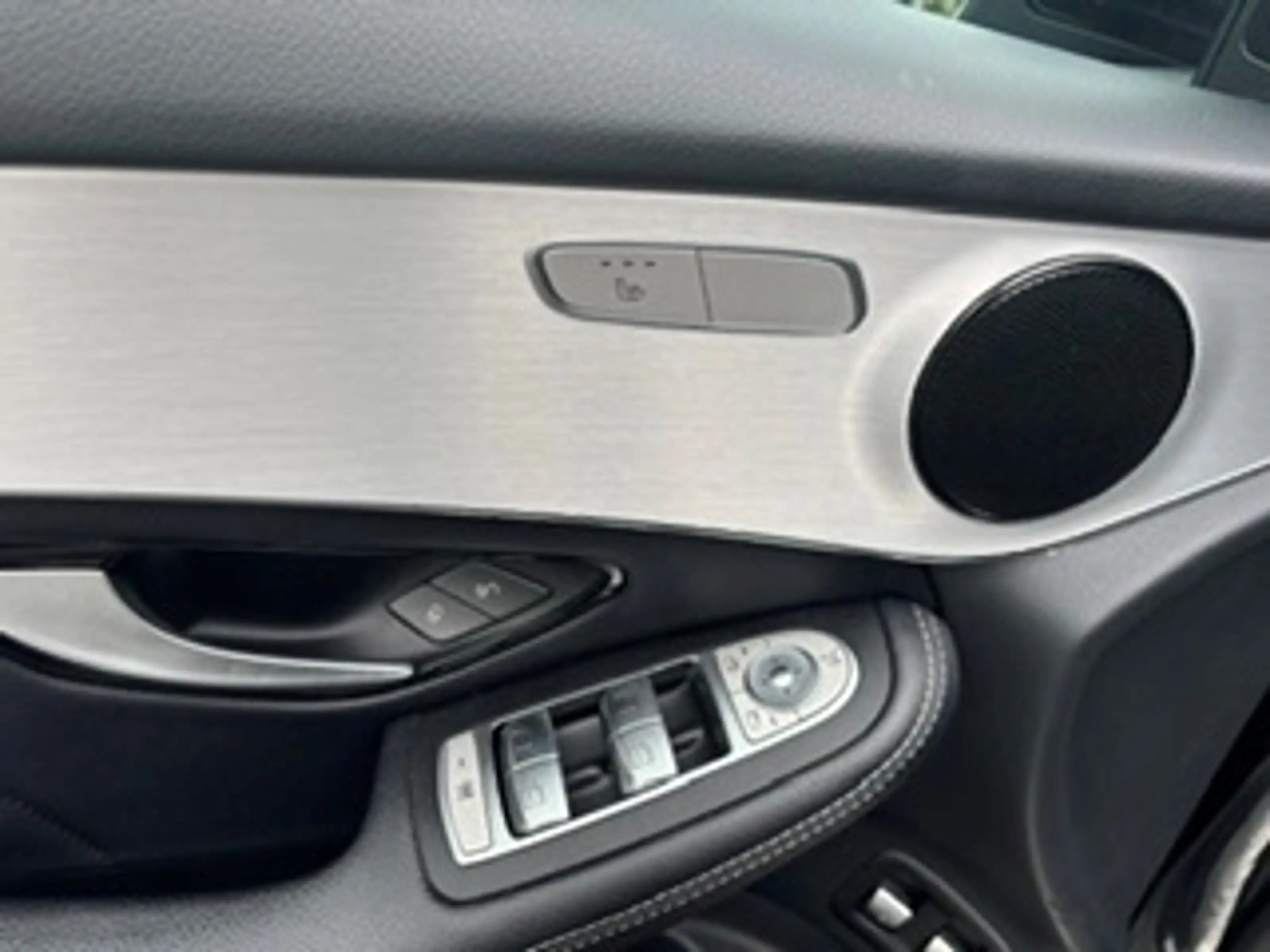 Mercedes-Benz GLC 220 d 4Matic AHK-klappbar Navi LED El. Heckklappe Mehr — photo 10