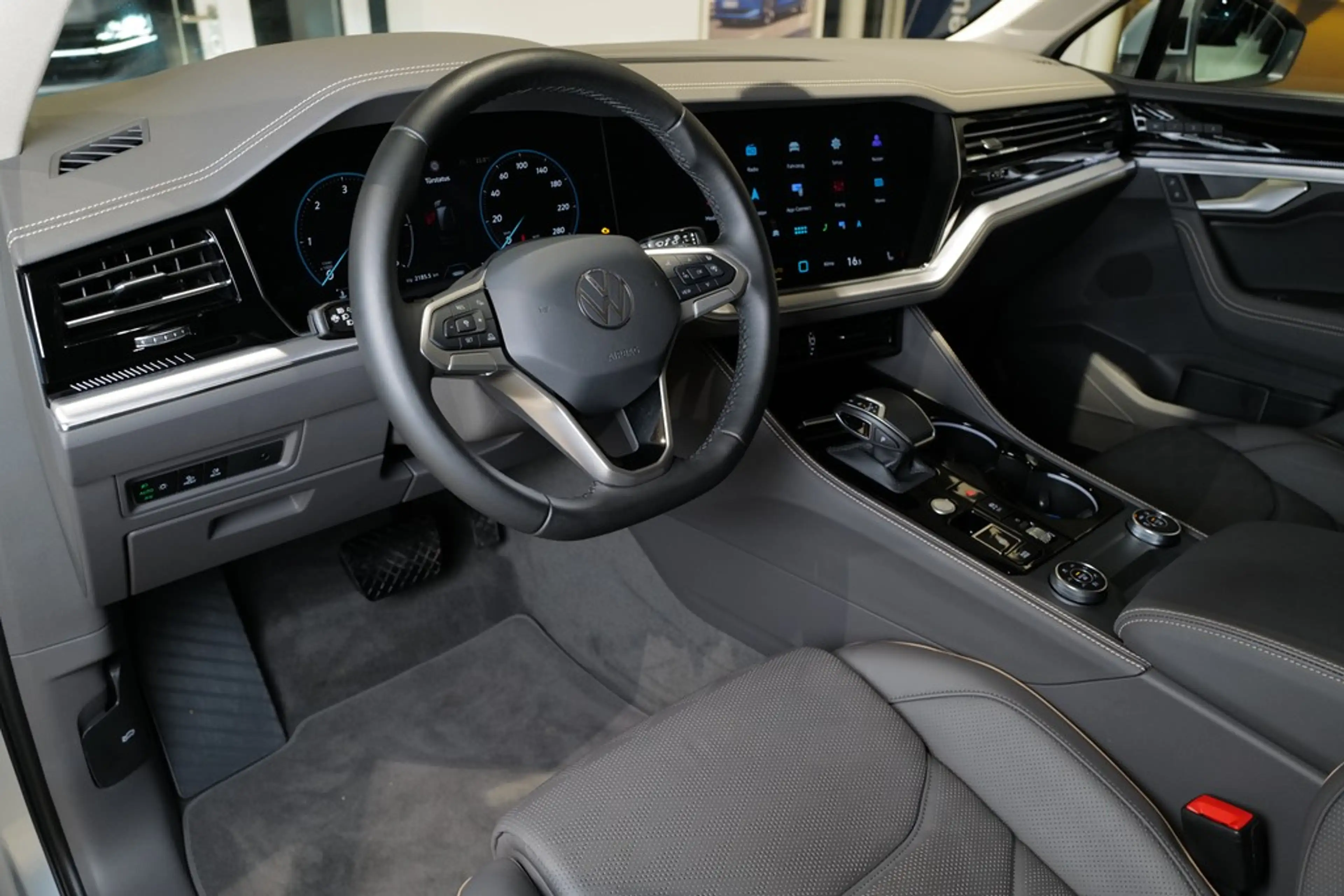 Volkswagen Touareg 3.0TDI Elegance AHK StdHz Matrix Keyless Allrad... — photo 2