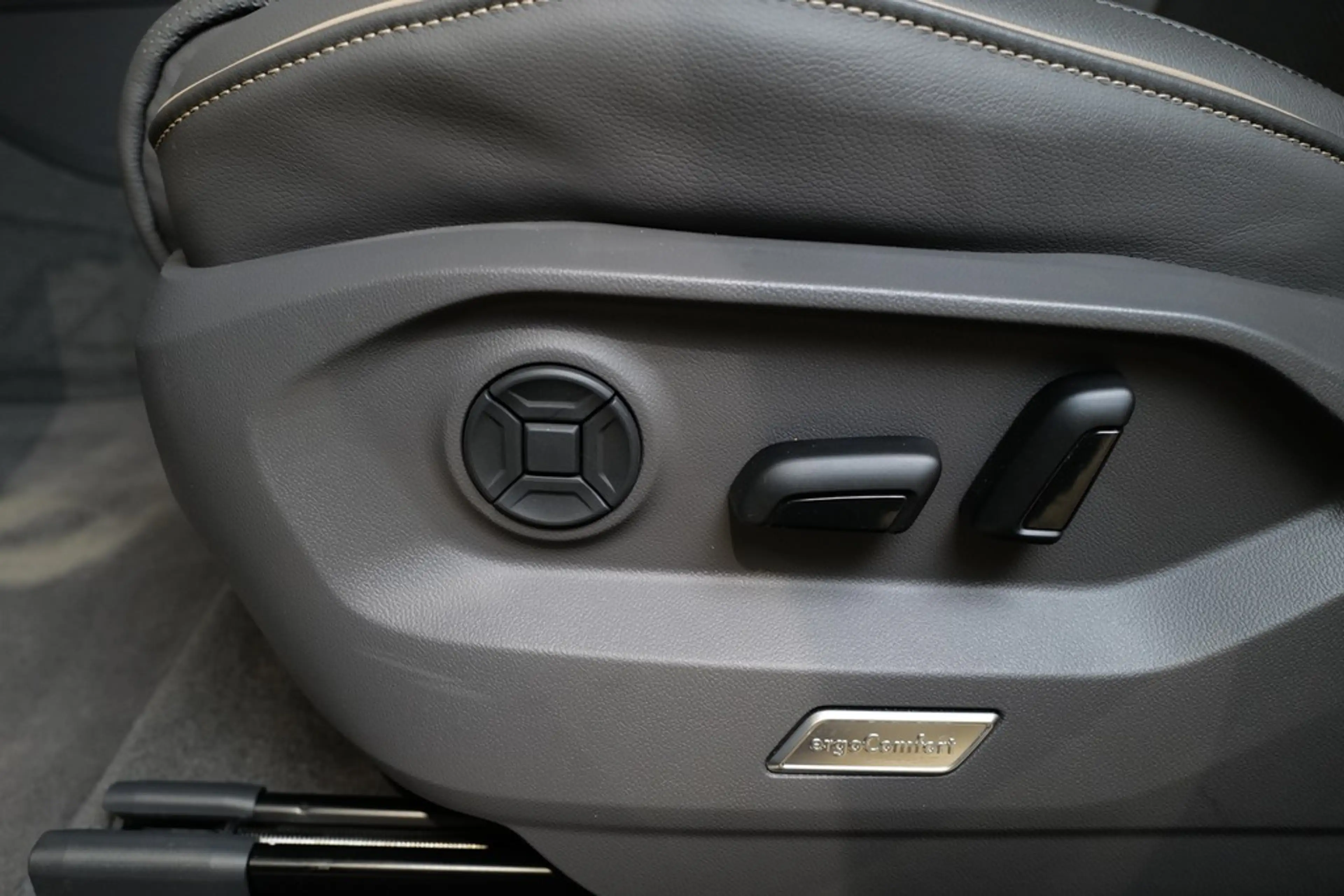 Volkswagen Touareg 3.0TDI Elegance AHK StdHz Matrix Keyless Allrad... — photo 23