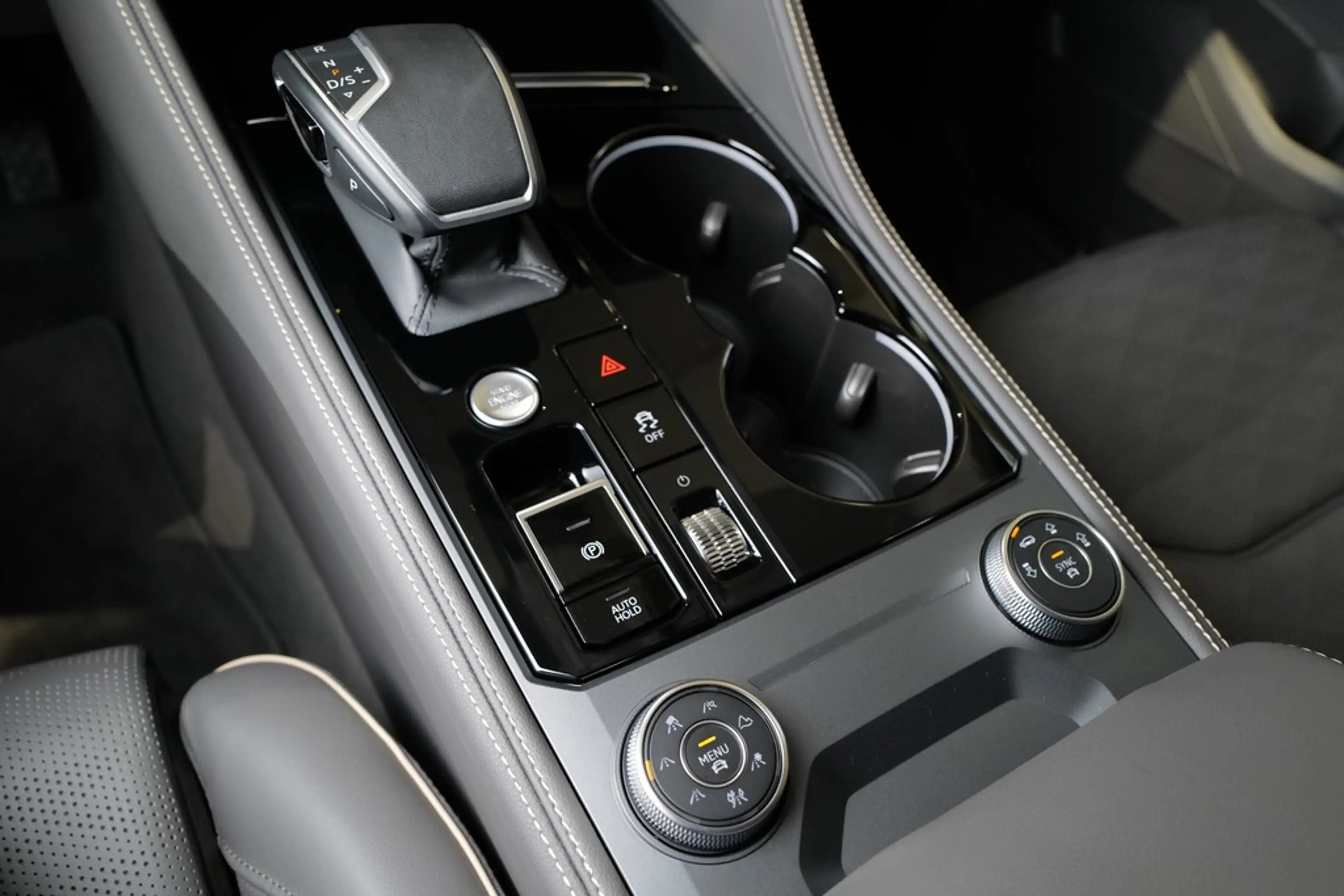 Volkswagen Touareg 3.0TDI Elegance AHK StdHz Matrix Keyless Allrad... — photo 10