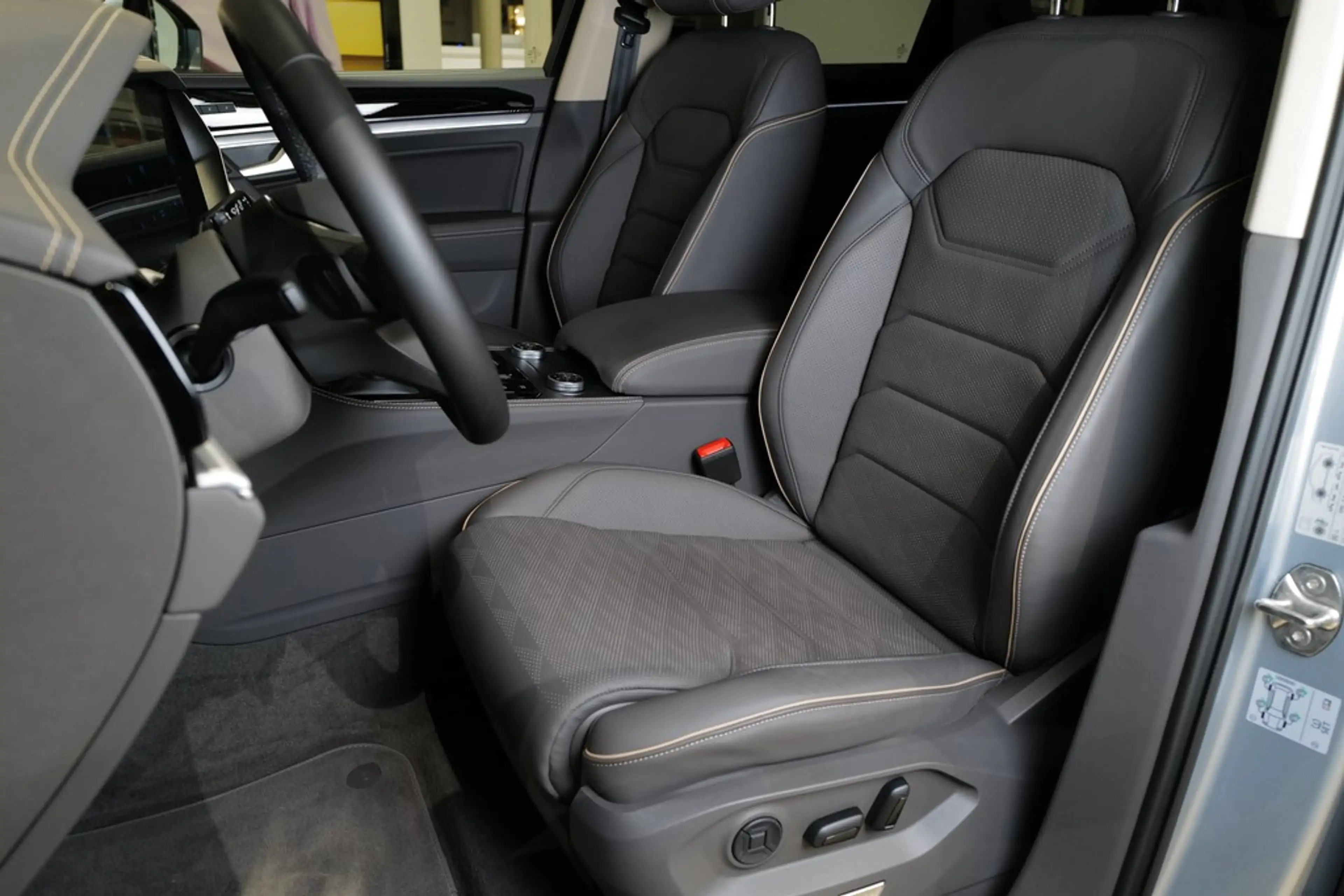 Volkswagen Touareg 3.0TDI Elegance AHK StdHz Matrix Keyless Allrad... — photo 22