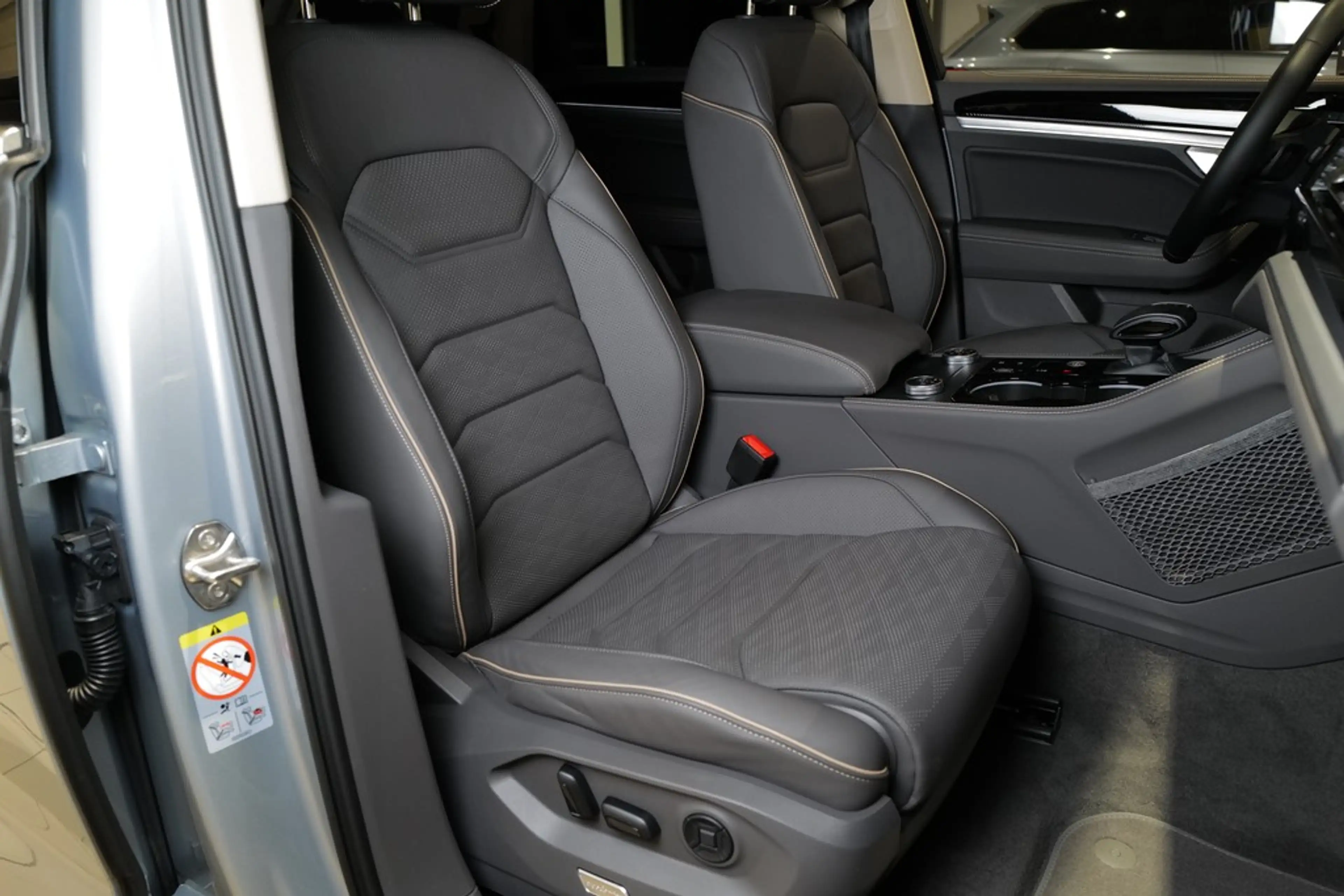 Volkswagen Touareg 3.0TDI Elegance AHK StdHz Matrix Keyless Allrad... — photo 19