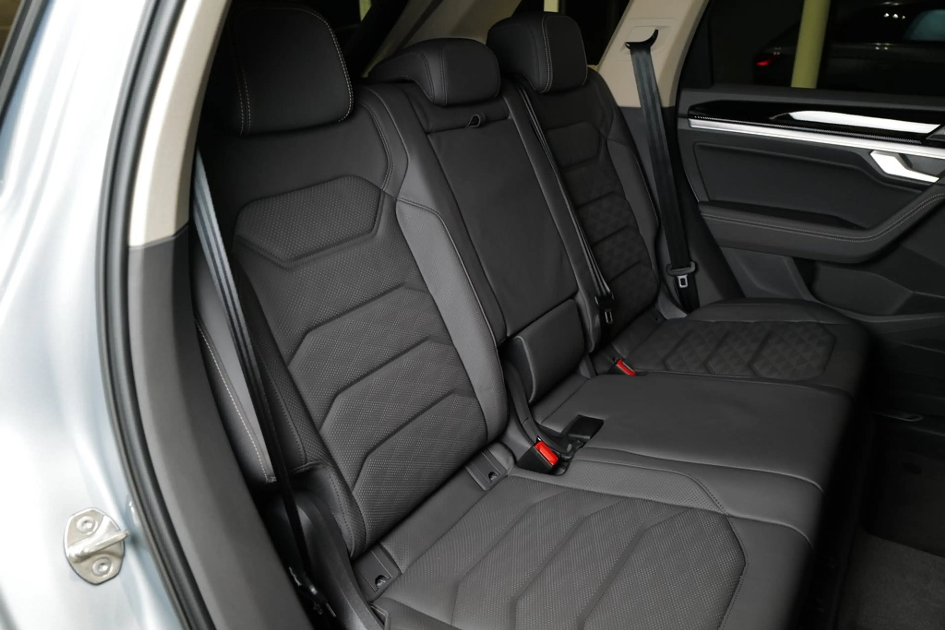 Volkswagen Touareg 3.0TDI Elegance AHK StdHz Matrix Keyless Allrad... — photo 8