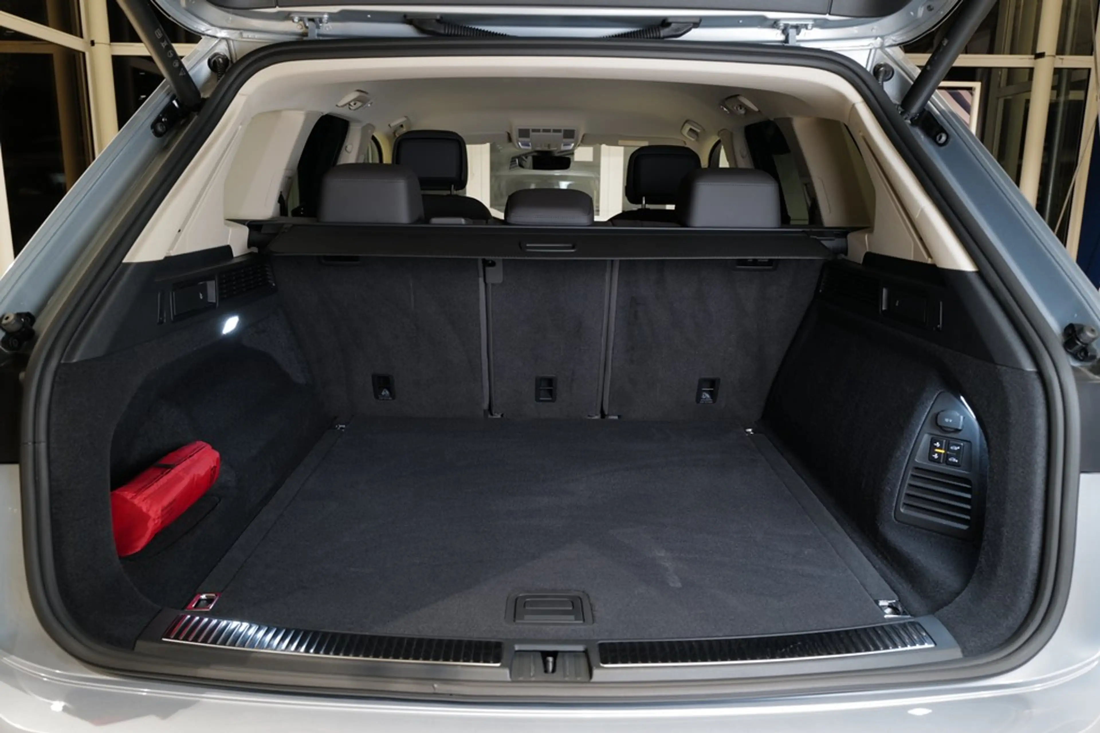 Volkswagen Touareg 3.0TDI Elegance AHK StdHz Matrix Keyless Allrad... — photo 28
