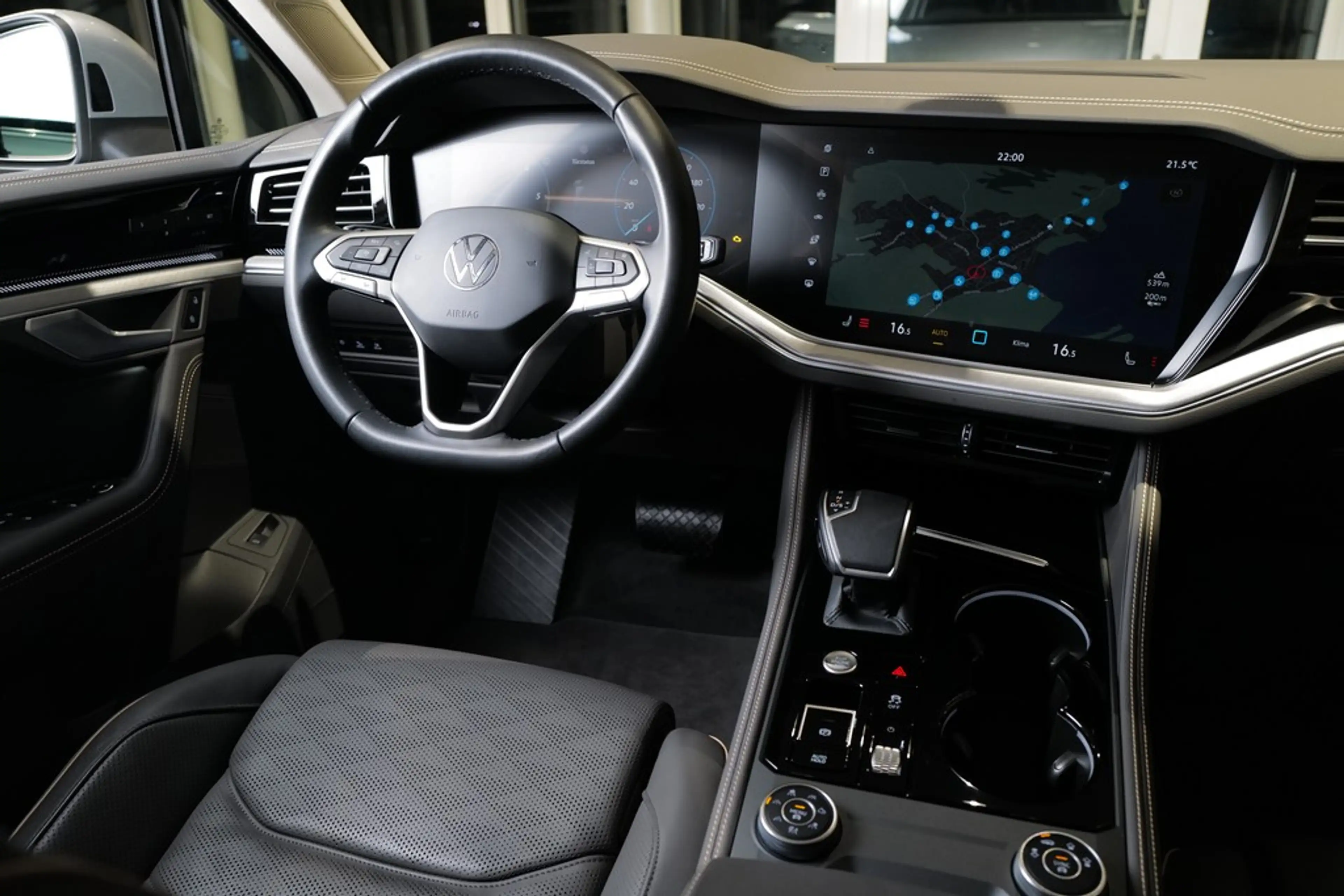 Volkswagen Touareg 3.0TDI Elegance AHK StdHz Matrix Keyless Allrad... — photo 17