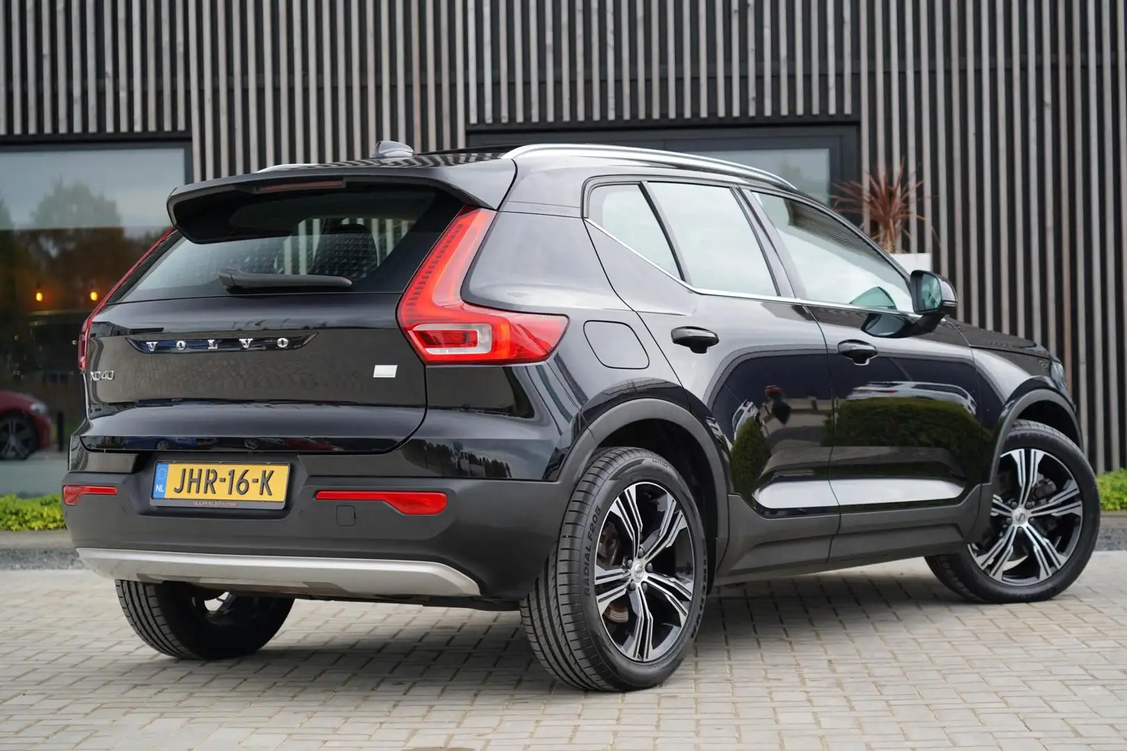 Volvo XC40 1.5 T5 Recharge Inscription | Dealer onderhouden | Zwart - 2