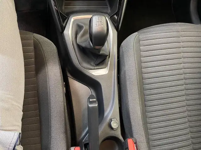 Peugeot 208 view 12