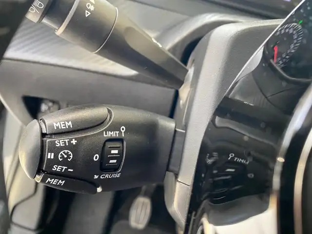 Peugeot 208 view 13