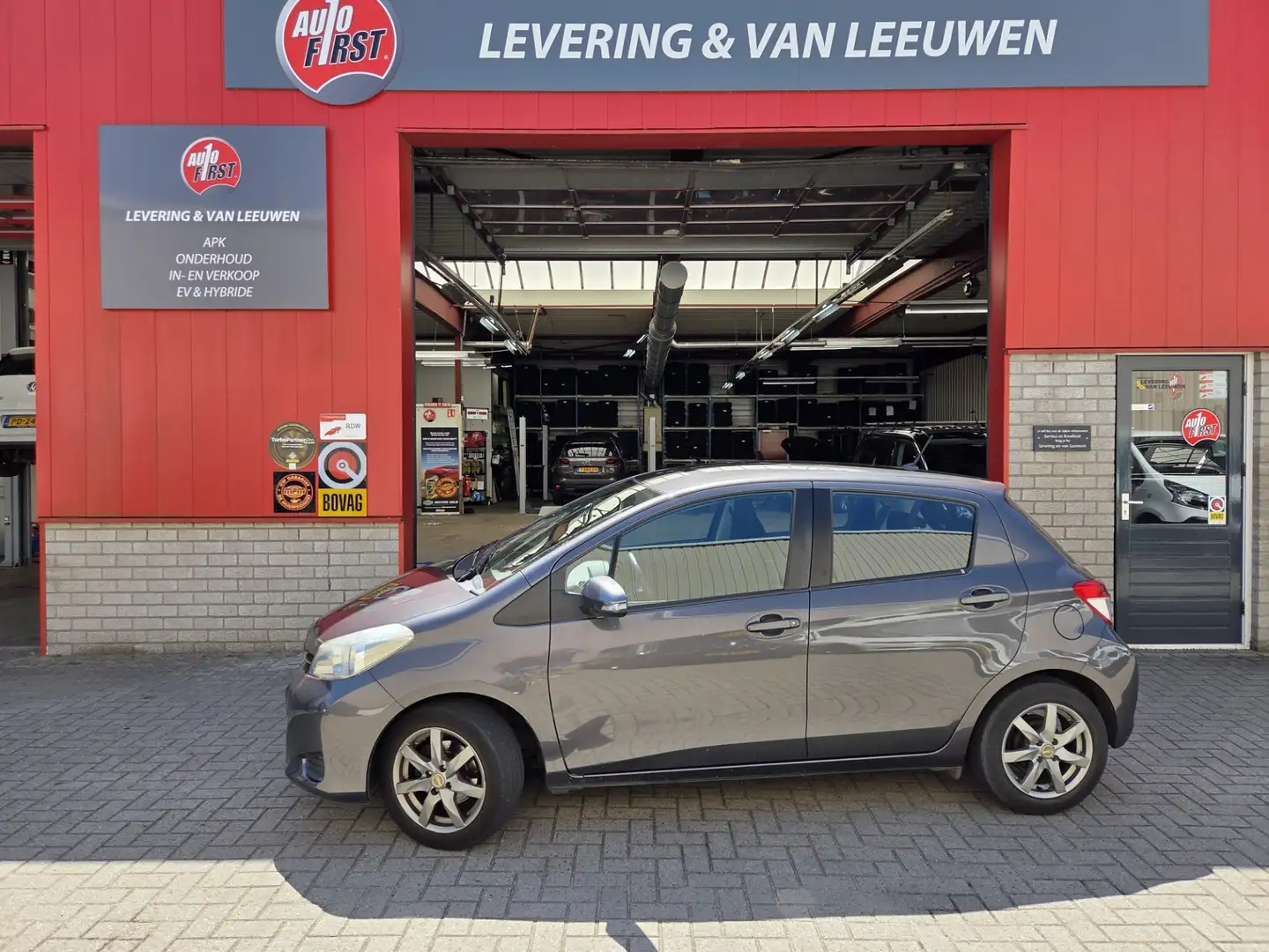 Toyota Yaris 1.0 VVT-i Aspiration Navigatie/ LM velgen/ Camera/ Grijs - 1