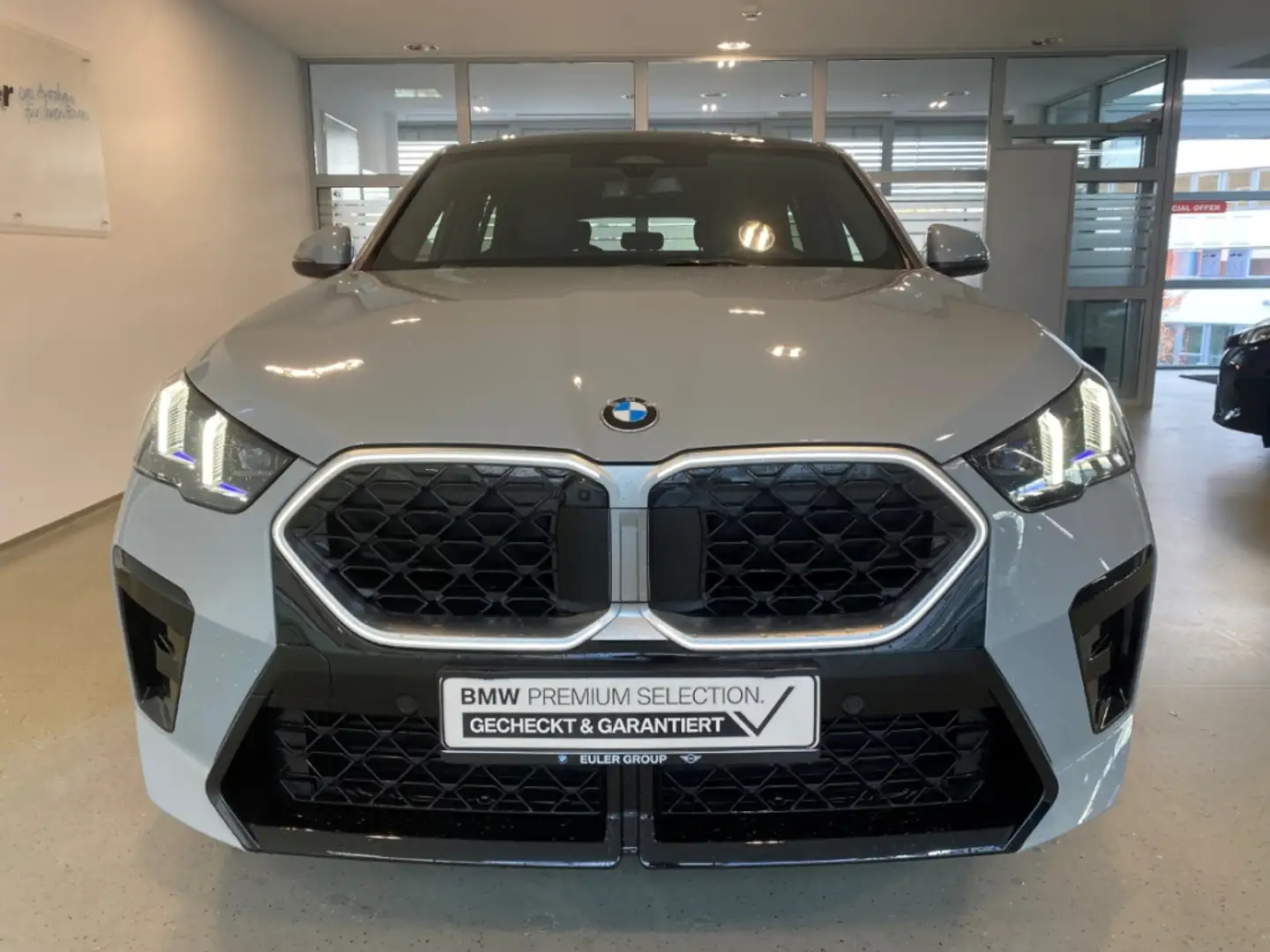 BMW X2 sDrive20i M Sport IconGl. AHK Pano Aktivsitz Memor Grijs - 2