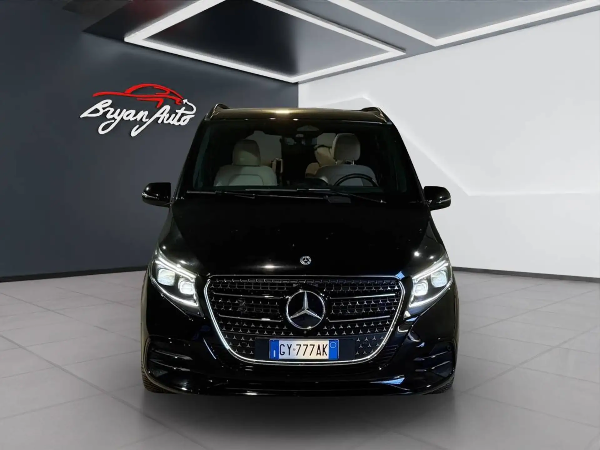 Mercedes-Benz V-Class 2025 블랙 사진 3