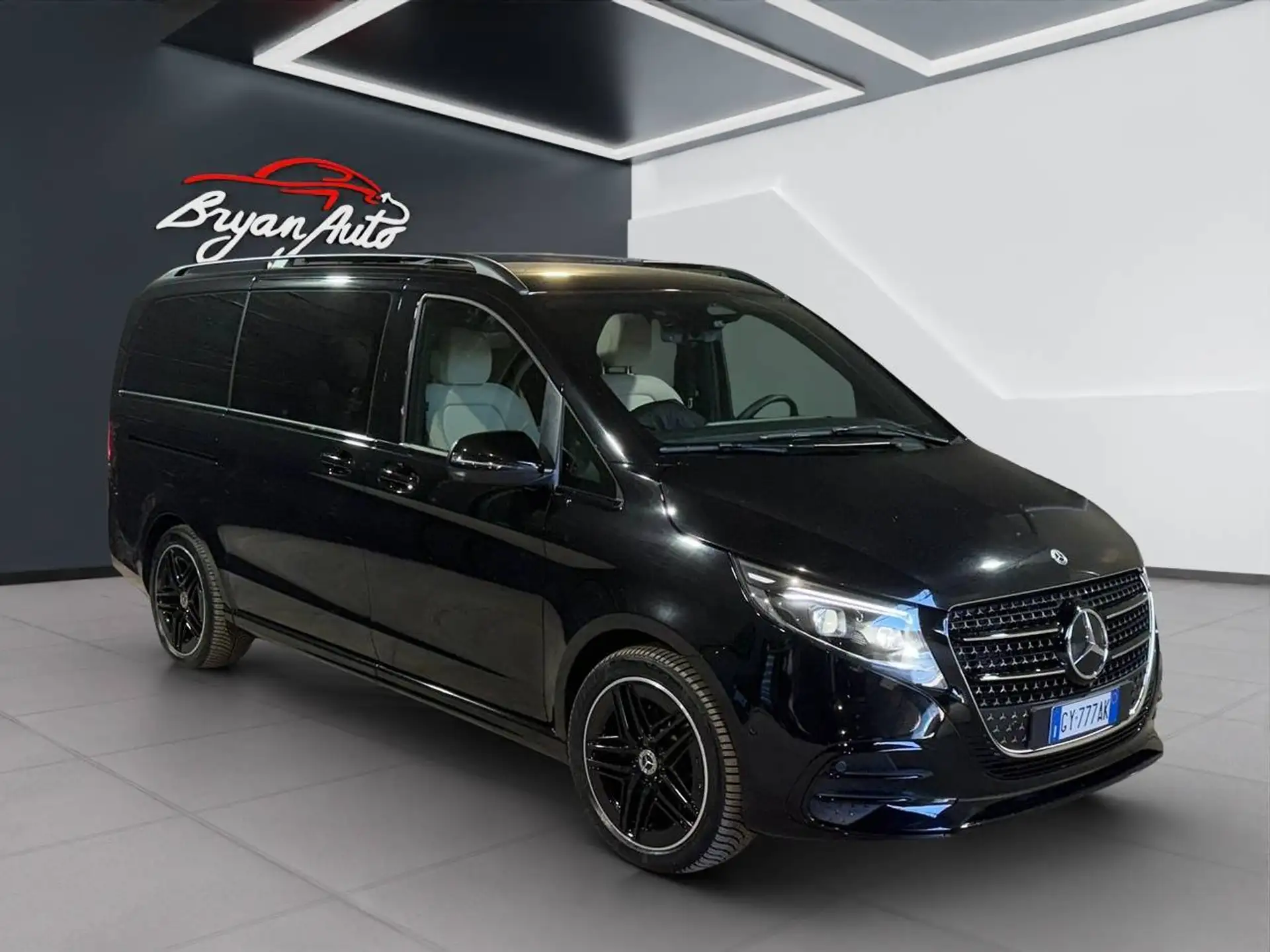 Mercedes-Benz V-Class 2025 블랙 사진 2