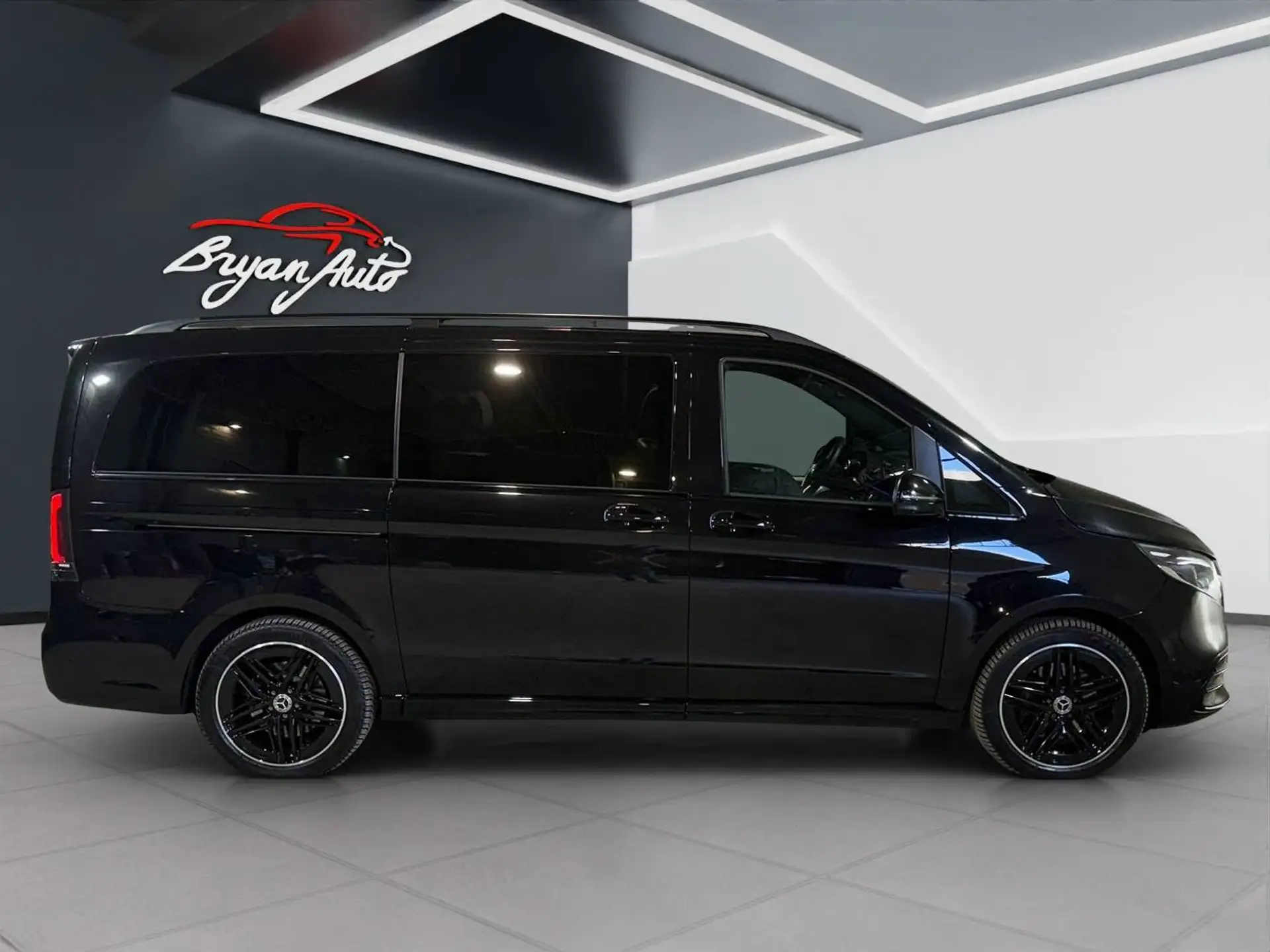 Mercedes-Benz V-Class 2025 블랙 사진 1