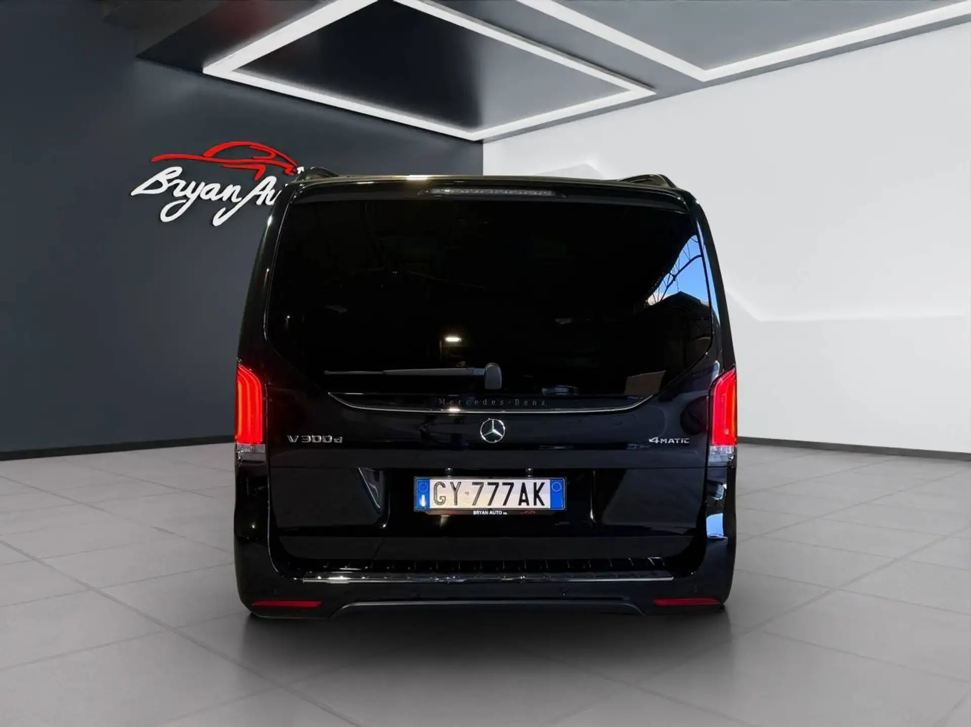 Mercedes-Benz V-Class 2025 블랙 사진 4