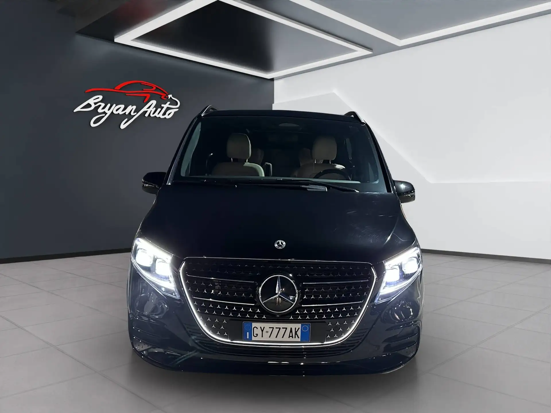 Mercedes-Benz V-Class 2025 블랙 사진 5