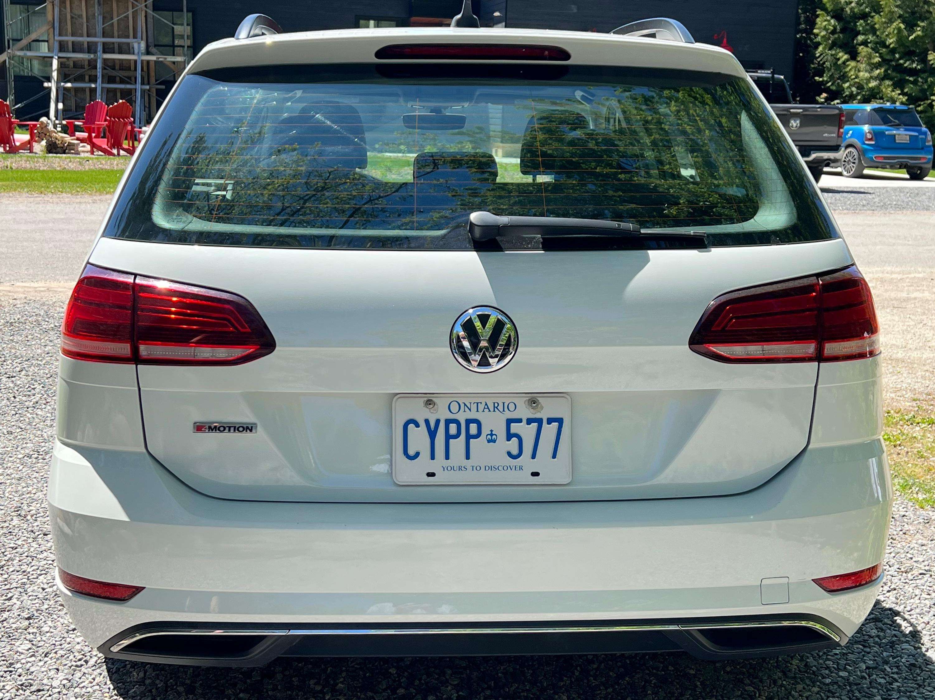 2019 Volkswagen Golf SportWagen alt 2
