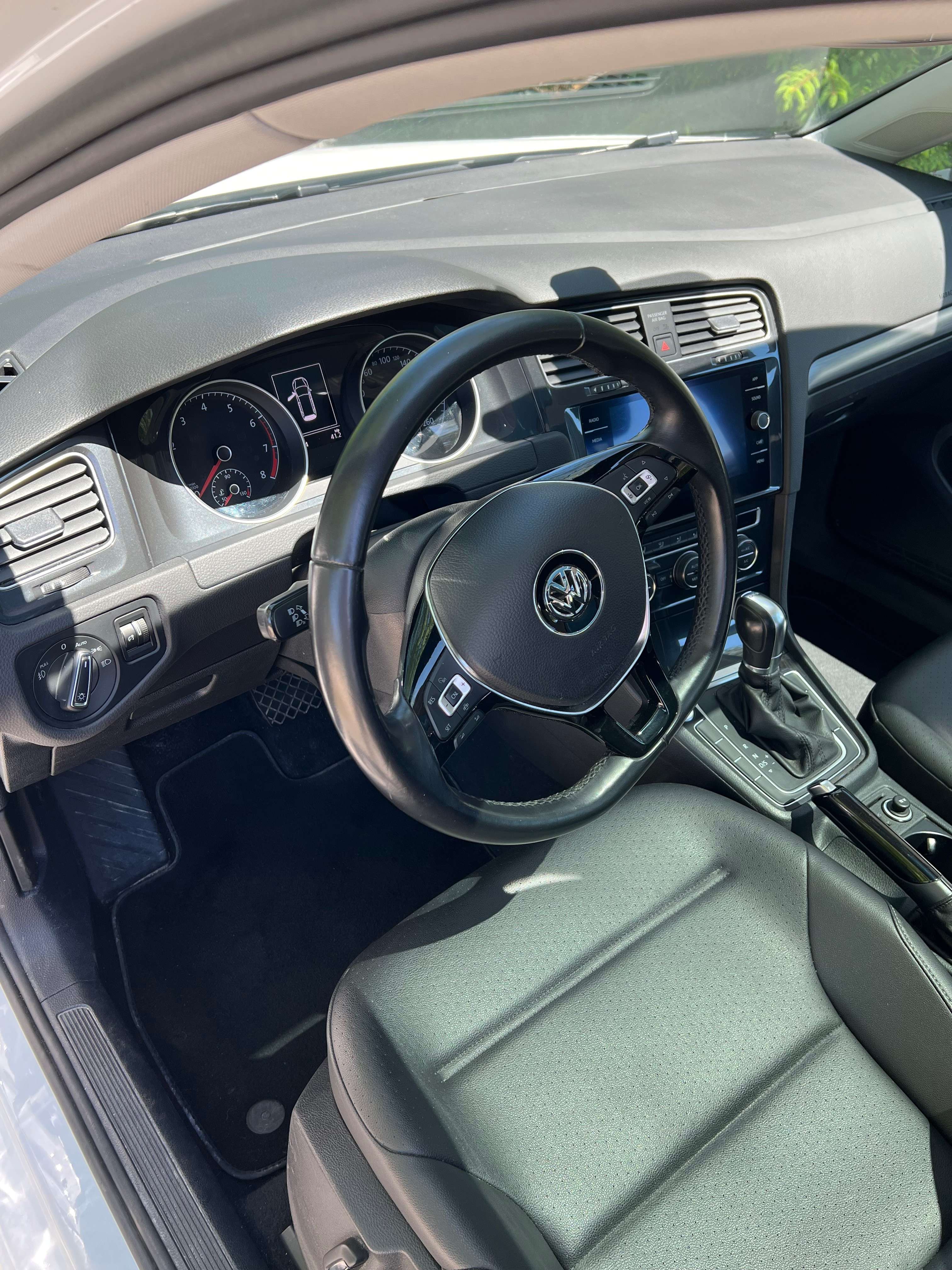 2019 Volkswagen Golf SportWagen alt 3