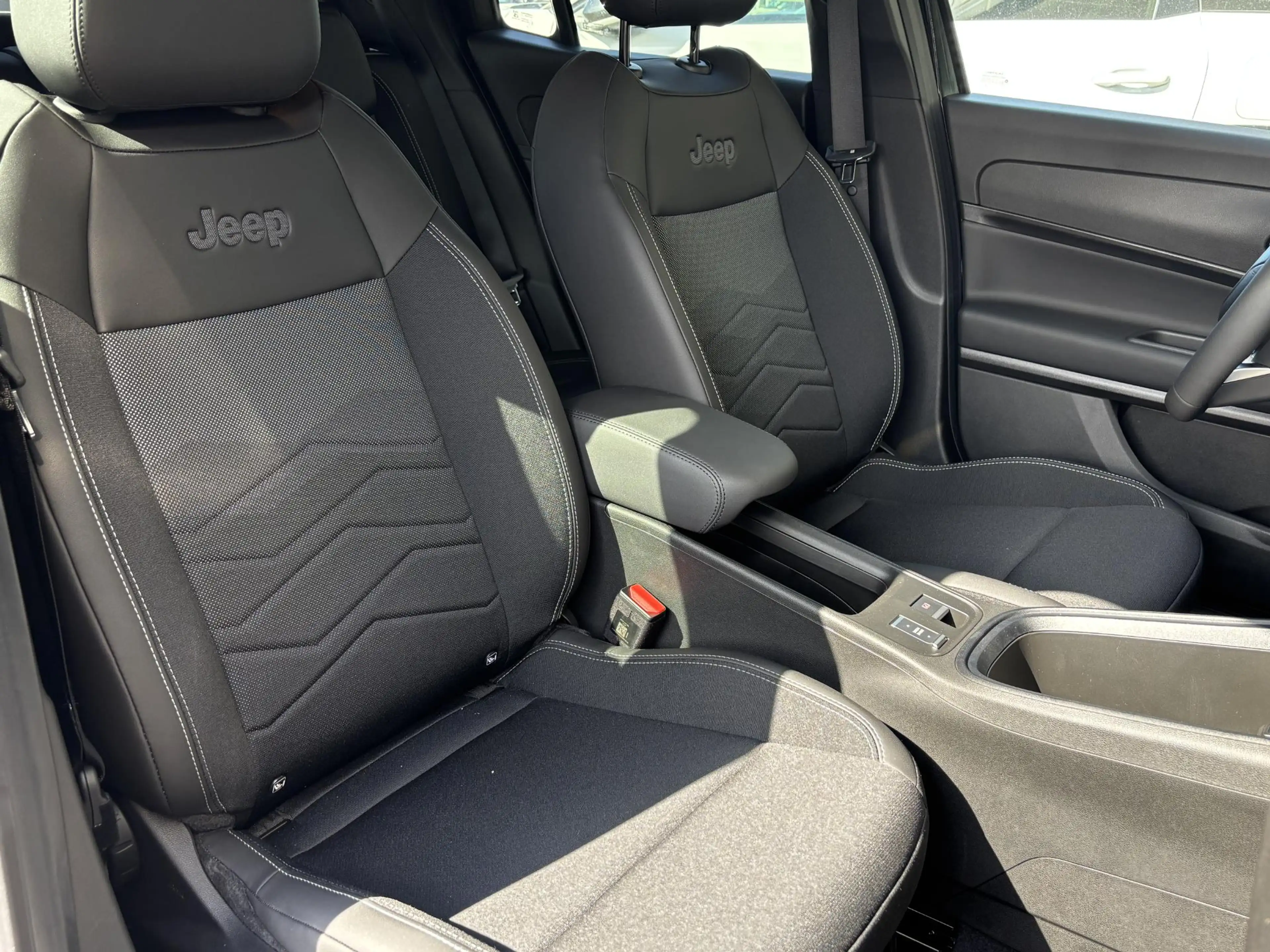 Jeep Avenger 1.2 e-Hybrid Black Edition | Apple-Android | Parke — photo 4