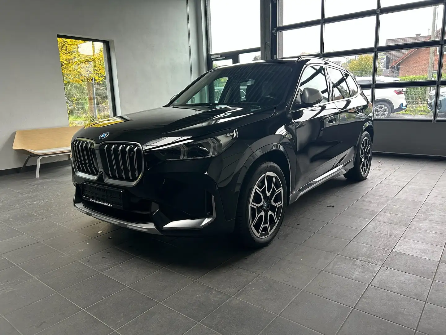 BMW iX1 30 xDrive xLine  Leder_Panoramad_HarmanKard_Headup Noir - 2