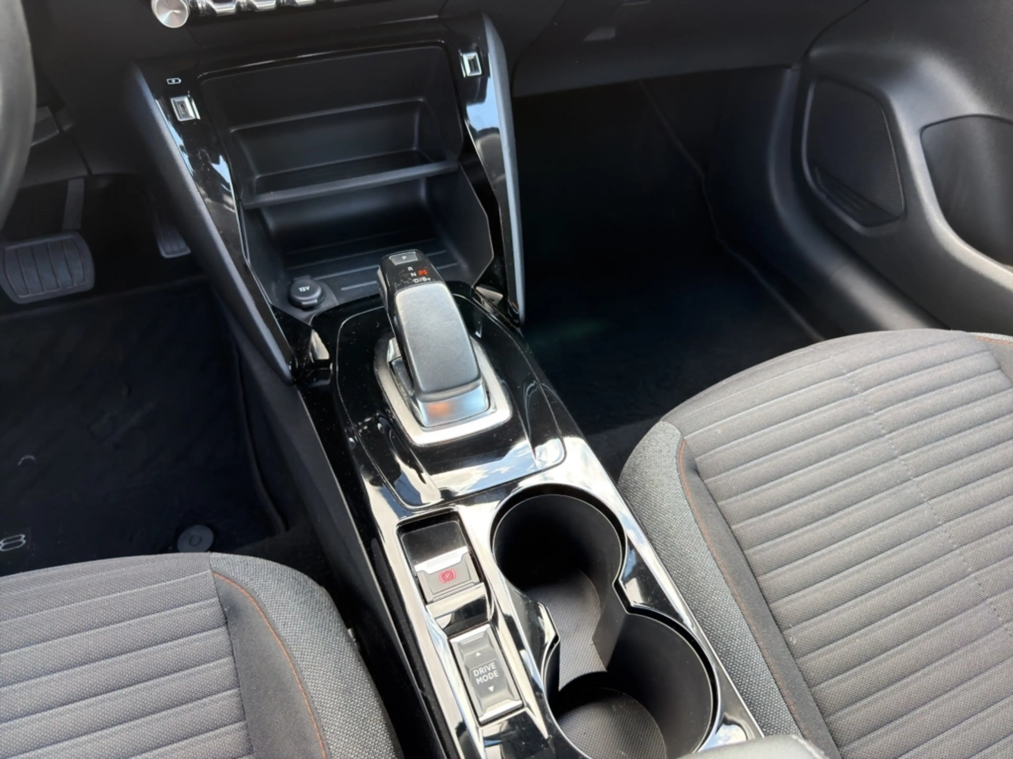 Peugeot e-208 Allure Pack 50 kWh - 136 ch CRUISE - CARPLAY - CAMERA — photo 13