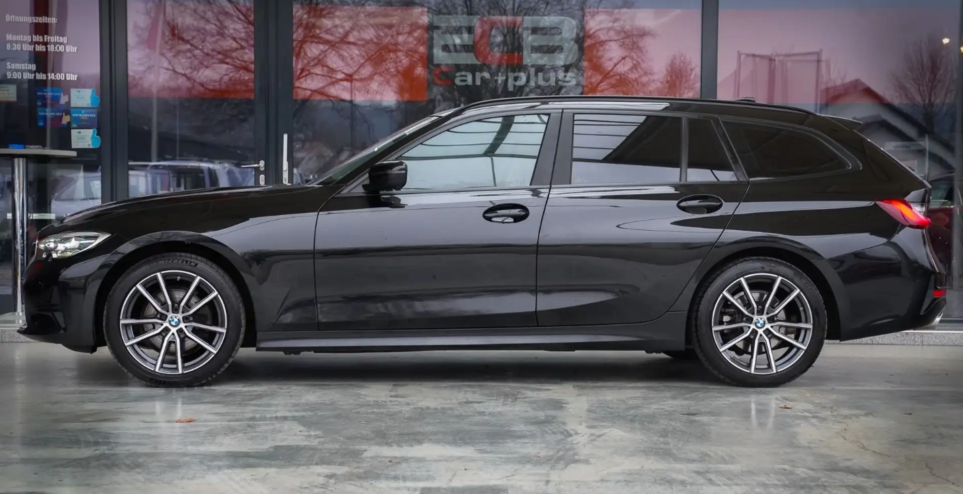 BMW 320 d Touring xDrive *Klimaaut./SHZ/PDC* Schwarz - 2