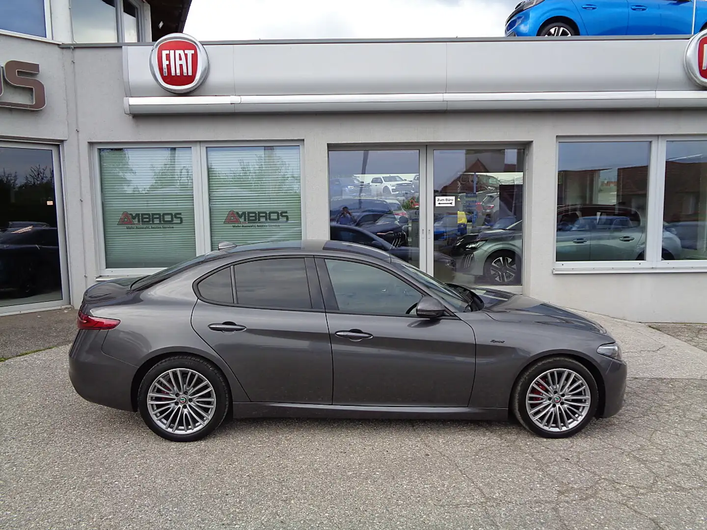 Alfa Romeo Giulia Sprint 2,0 16V 200 AT8 XENON NAVI SITZHZG LENKR... Grau - 2
